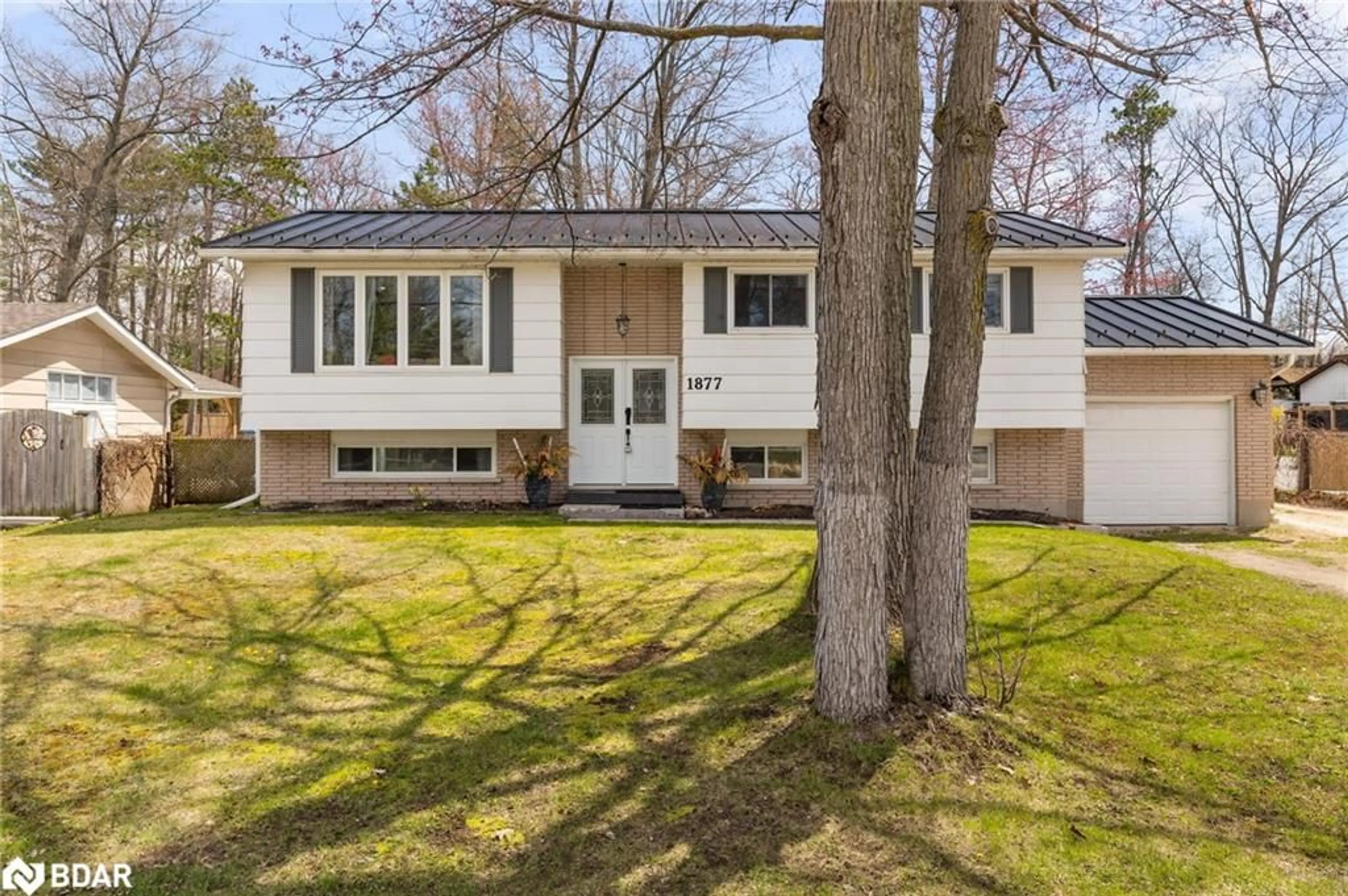 Home with vinyl exterior material, street for 1877 River Rd, Wasaga Beach Ontario L9Z 1L1