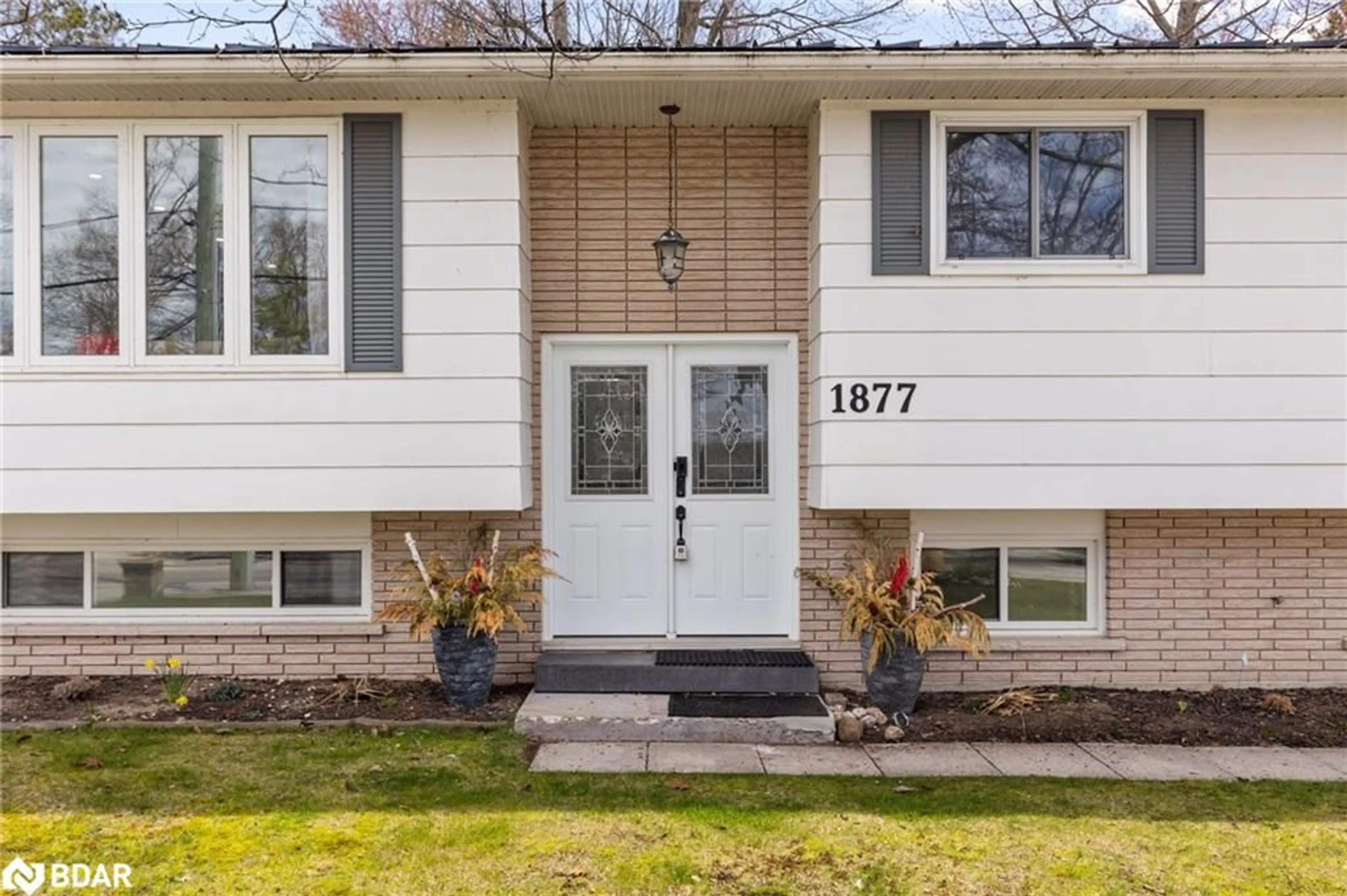 Home with vinyl exterior material, street for 1877 River Rd, Wasaga Beach Ontario L9Z 1L1