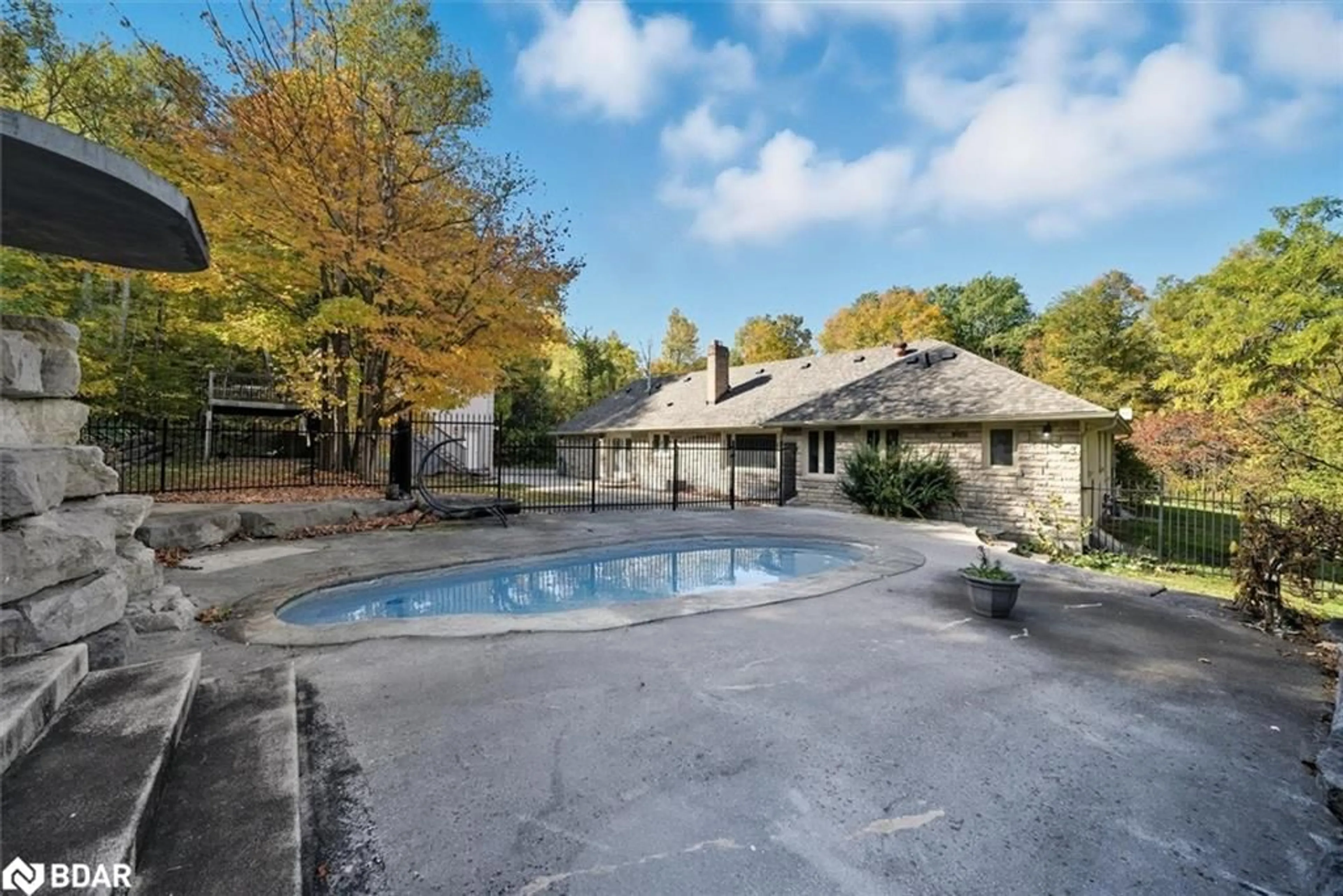 Pool for 40 Algonquin Forest Dr, Holland Landing Ontario L9N 0C6