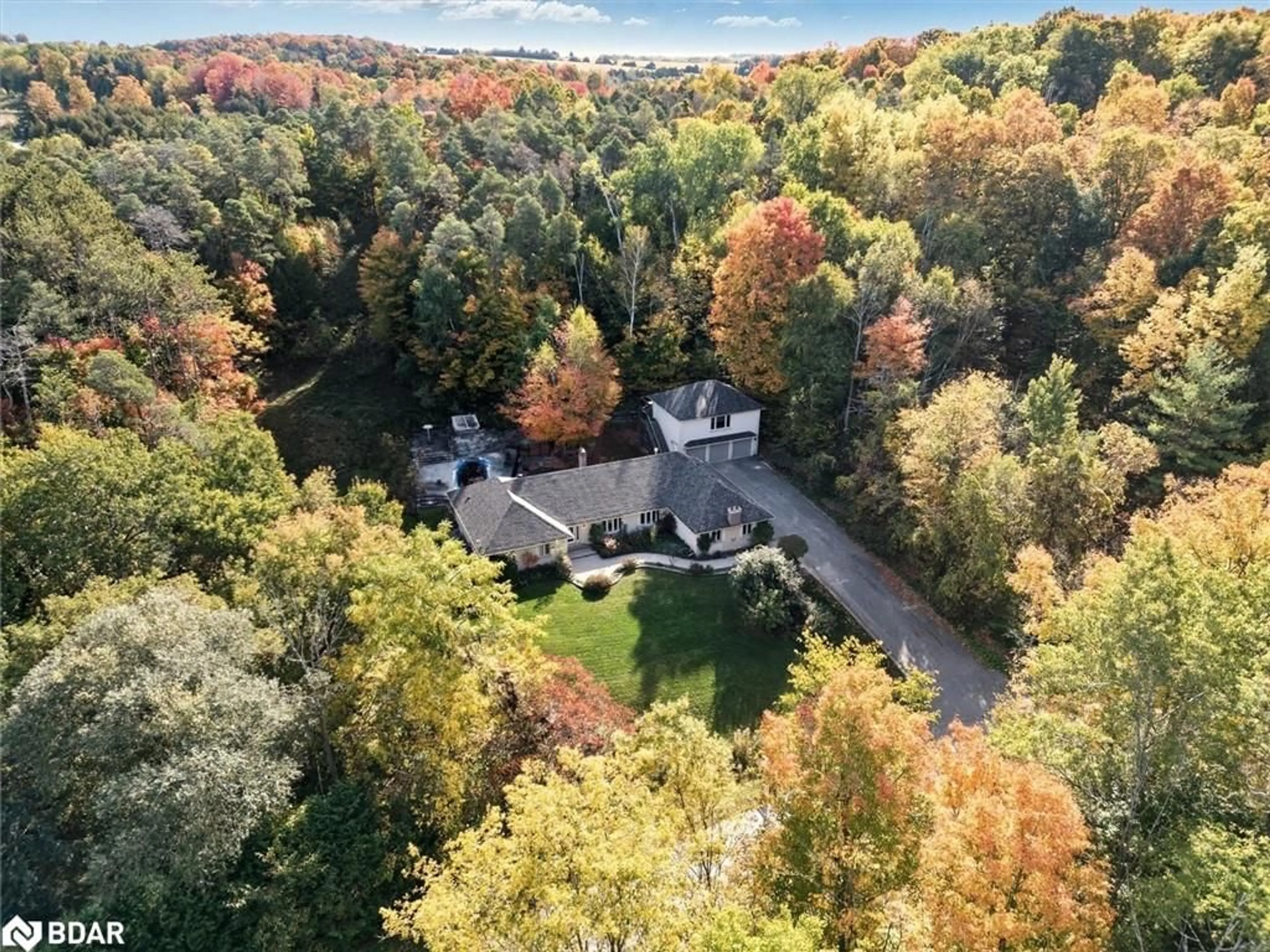 A pic from outside/outdoor area/front of a property/back of a property/a pic from drone, forest/trees view for 40 Algonquin Forest Dr, Holland Landing Ontario L9N 0C6