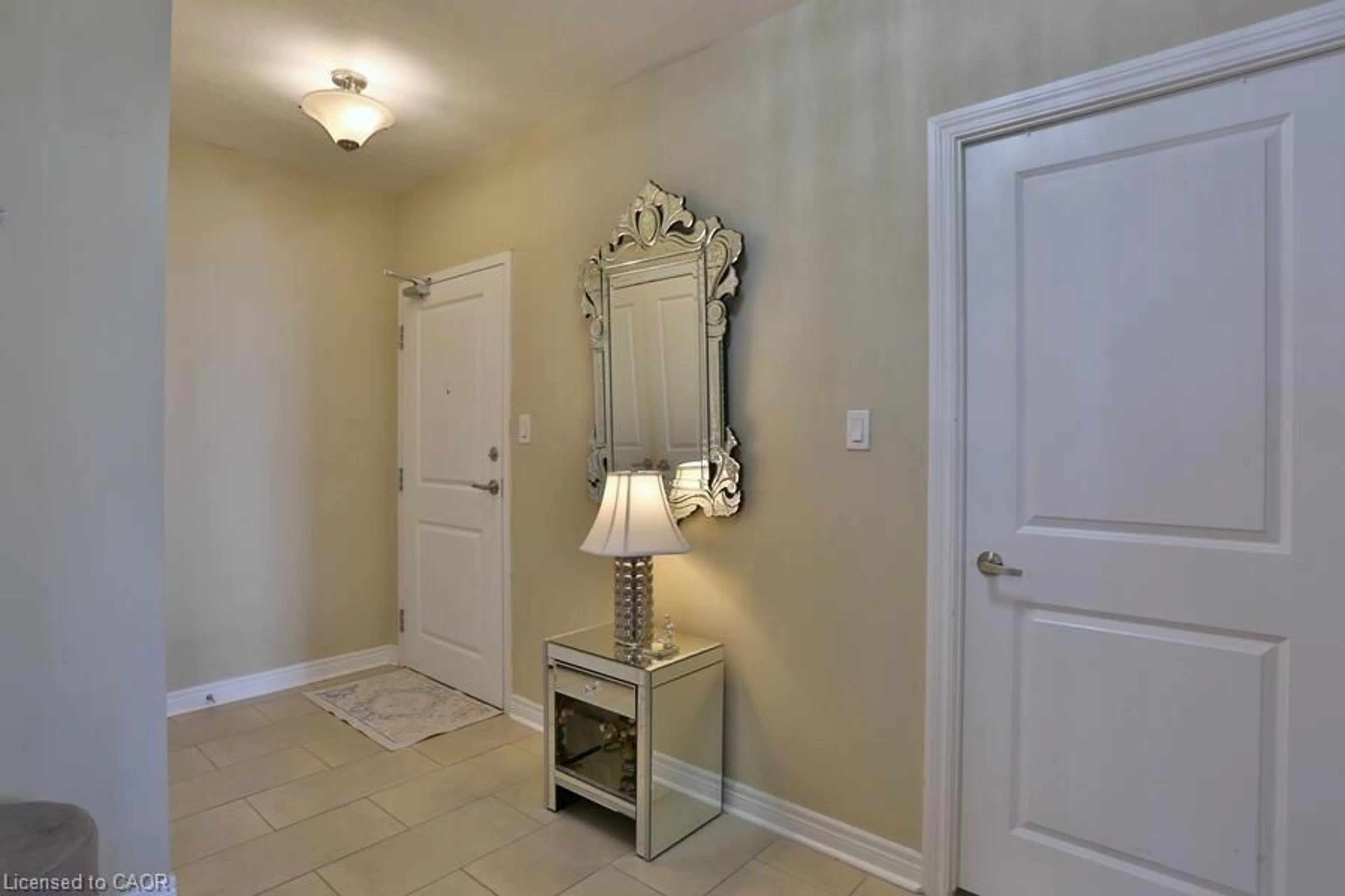 Indoor entryway for 539 Belmont Ave #608, Kitchener Ontario N2M 0A2