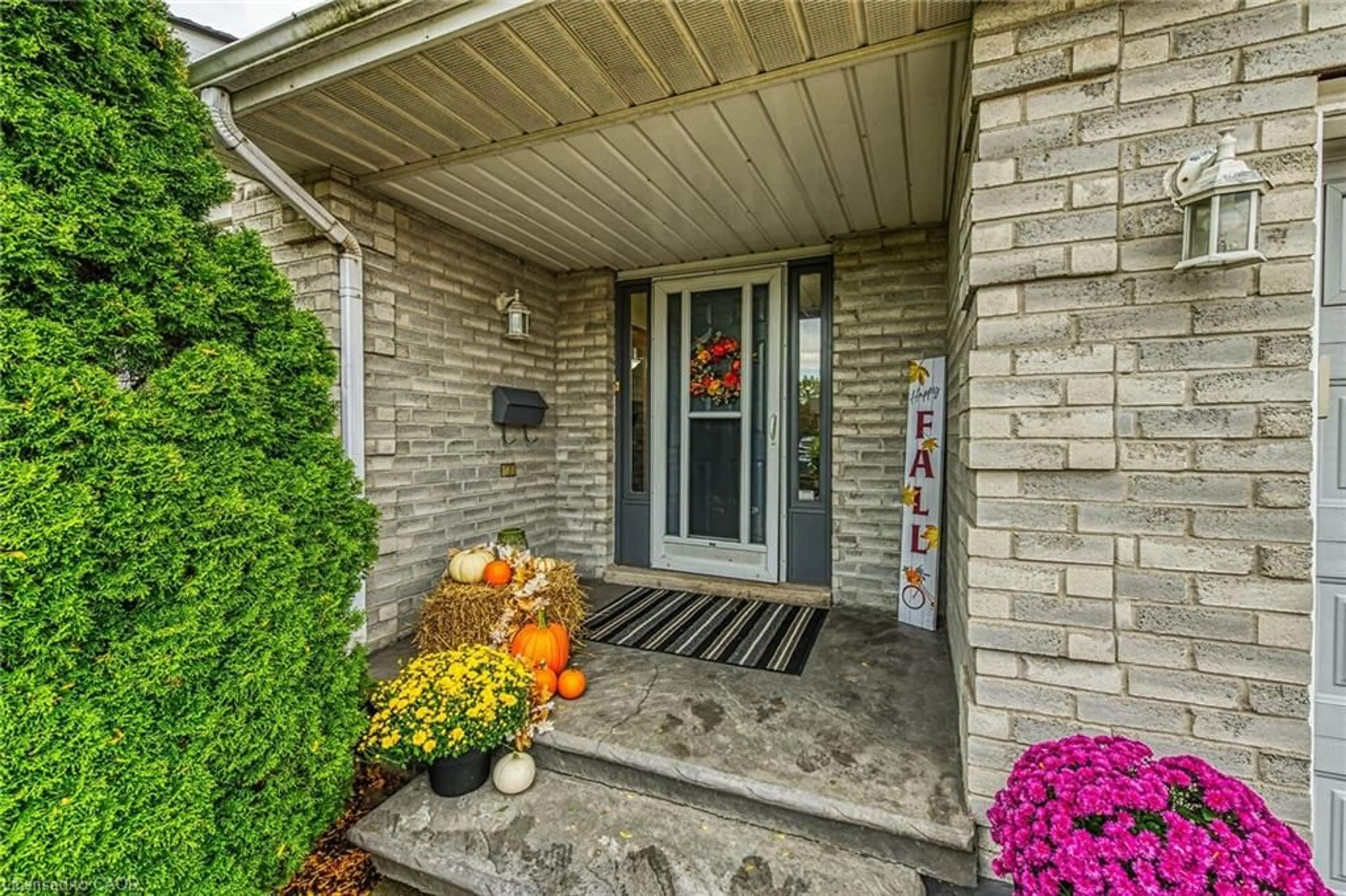 Indoor entryway for 38 Allanbrook St, Stoney Creek Ontario L8J 2E8