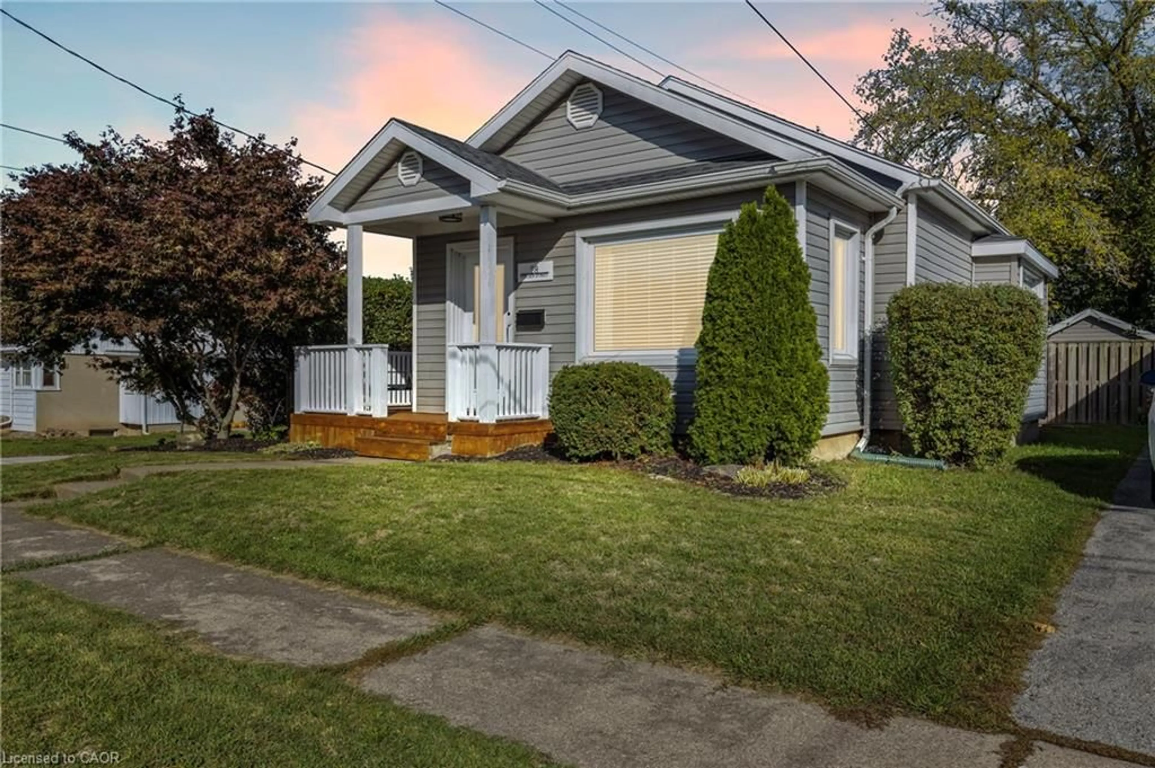 Home with vinyl exterior material, street for 28 Chelsea St, St. Catharines Ontario L2P 3B8