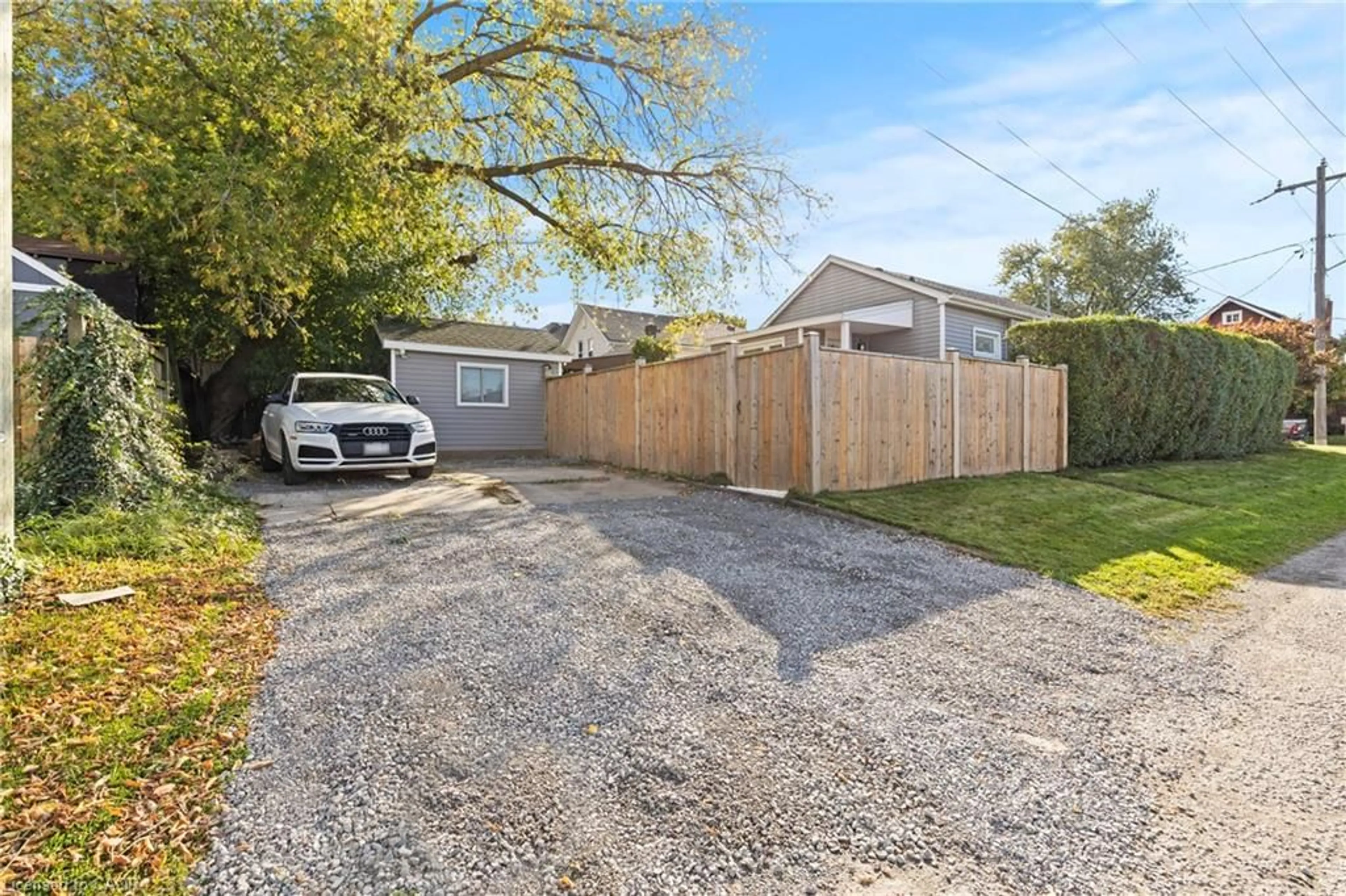 A pic from outside/outdoor area/front of a property/back of a property/a pic from drone, street for 28 Chelsea St, St. Catharines Ontario L2P 3B8