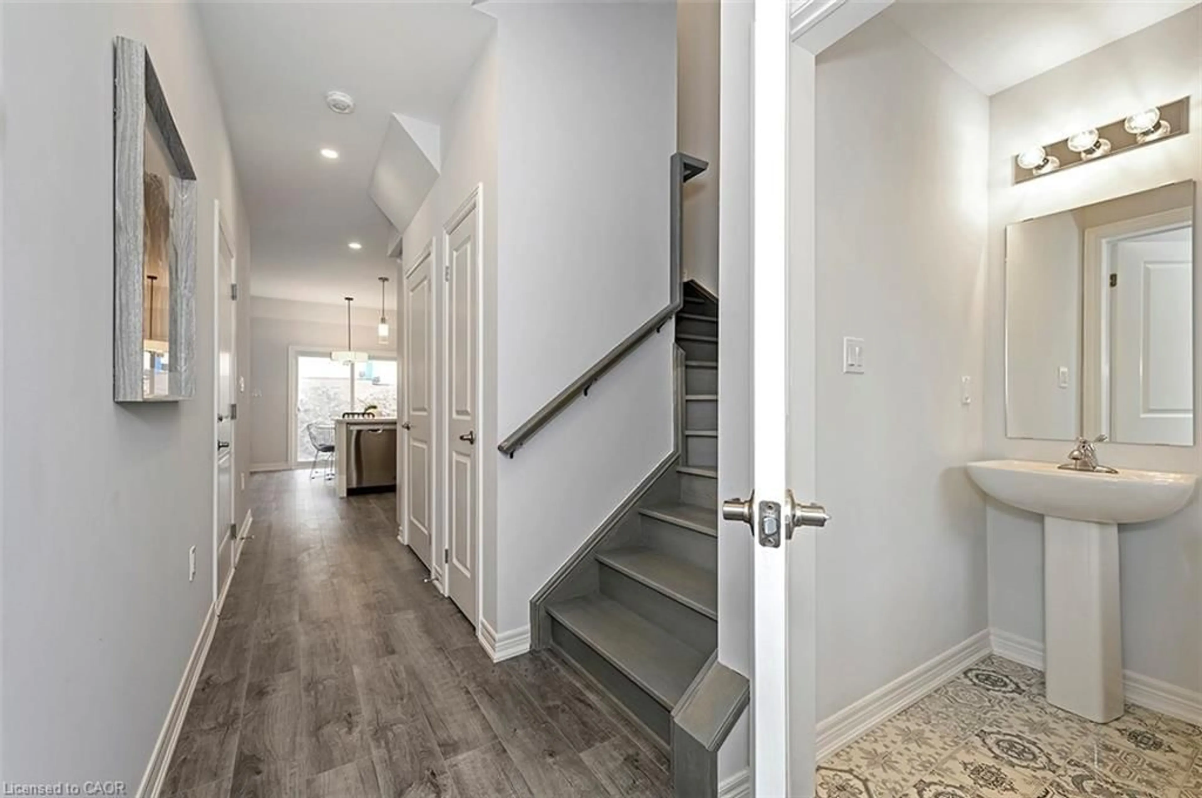 Indoor entryway for 205 Thames Way #22, Hamilton Ontario L0R 1W0