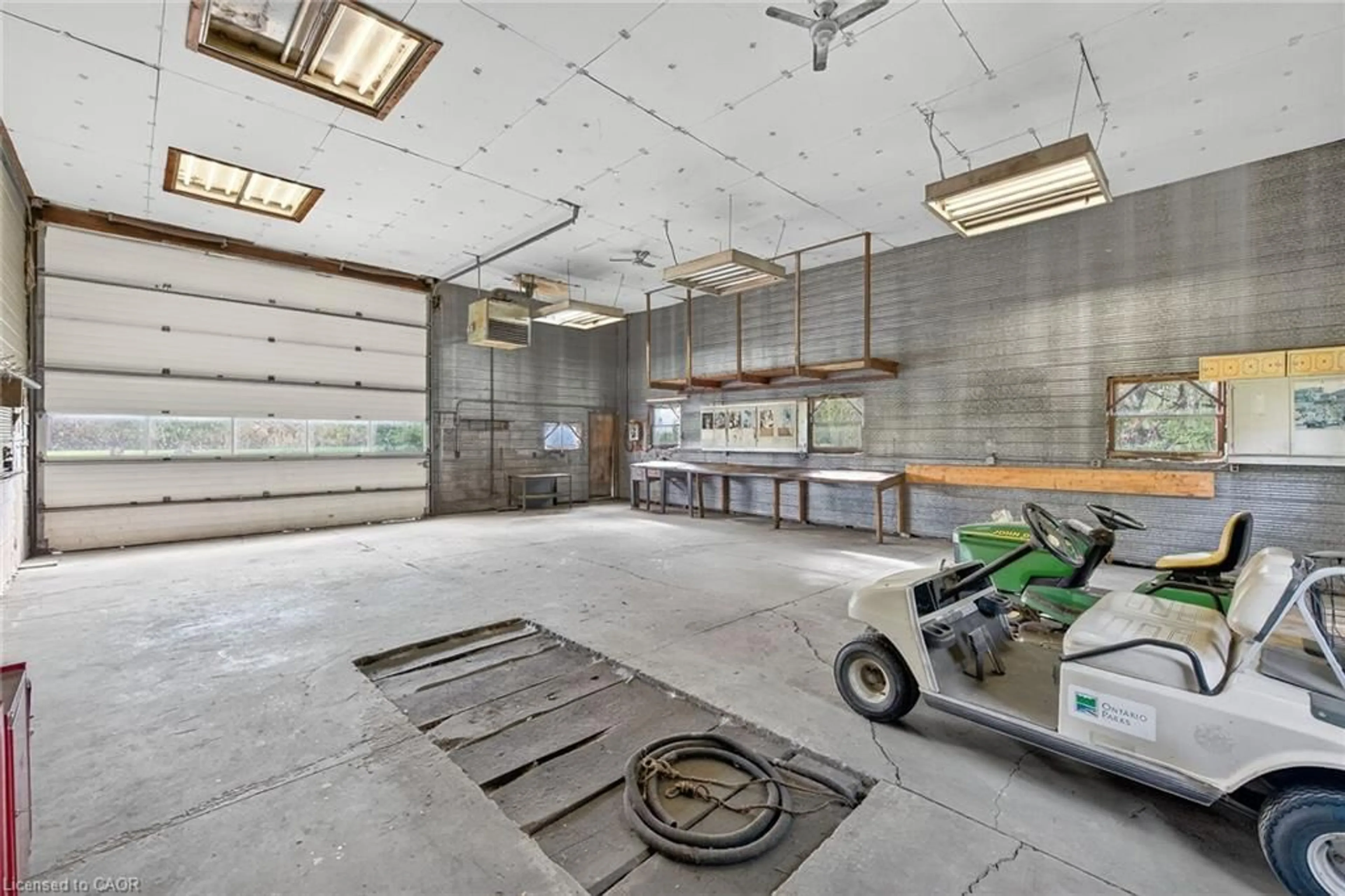 Indoor garage for 162 Young Rd, Dunnville Ontario N1A 2W7