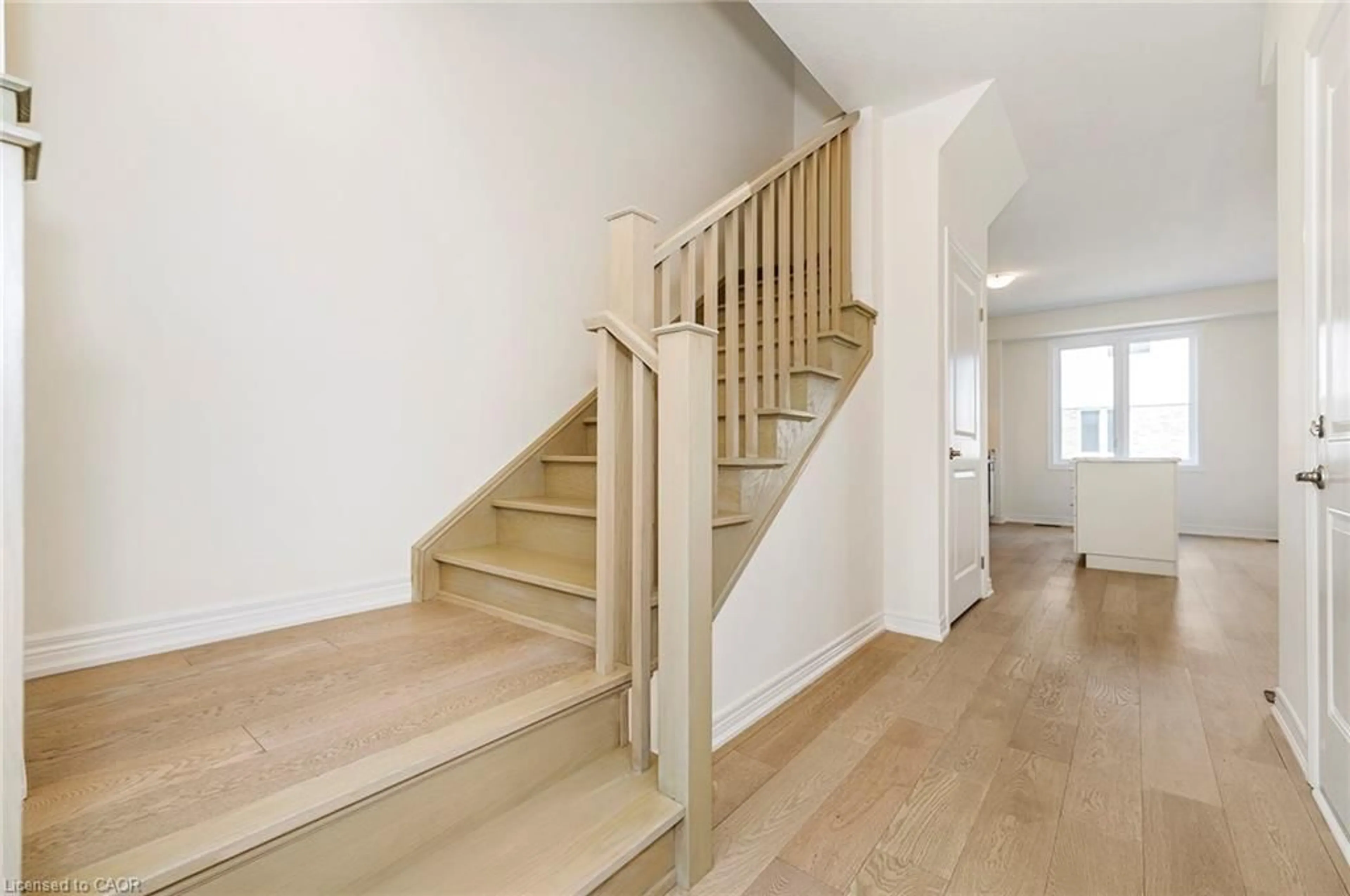 Stairs for 14 Jellicoe Crt, Hamilton Ontario L9A 4T1