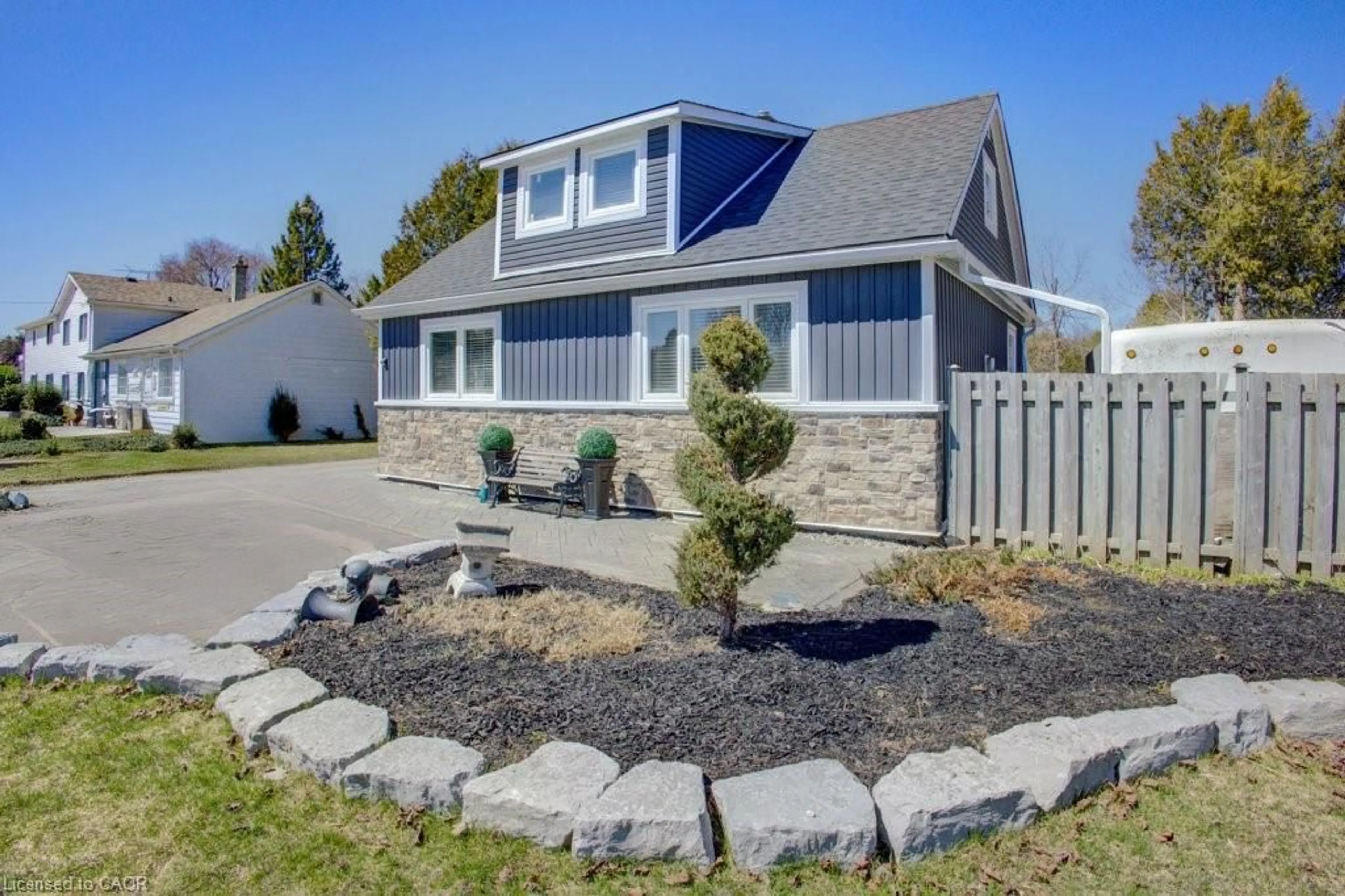 Home with vinyl exterior material, street for 9488 Wellington Road 124, Erin Ontario N0B 1T0