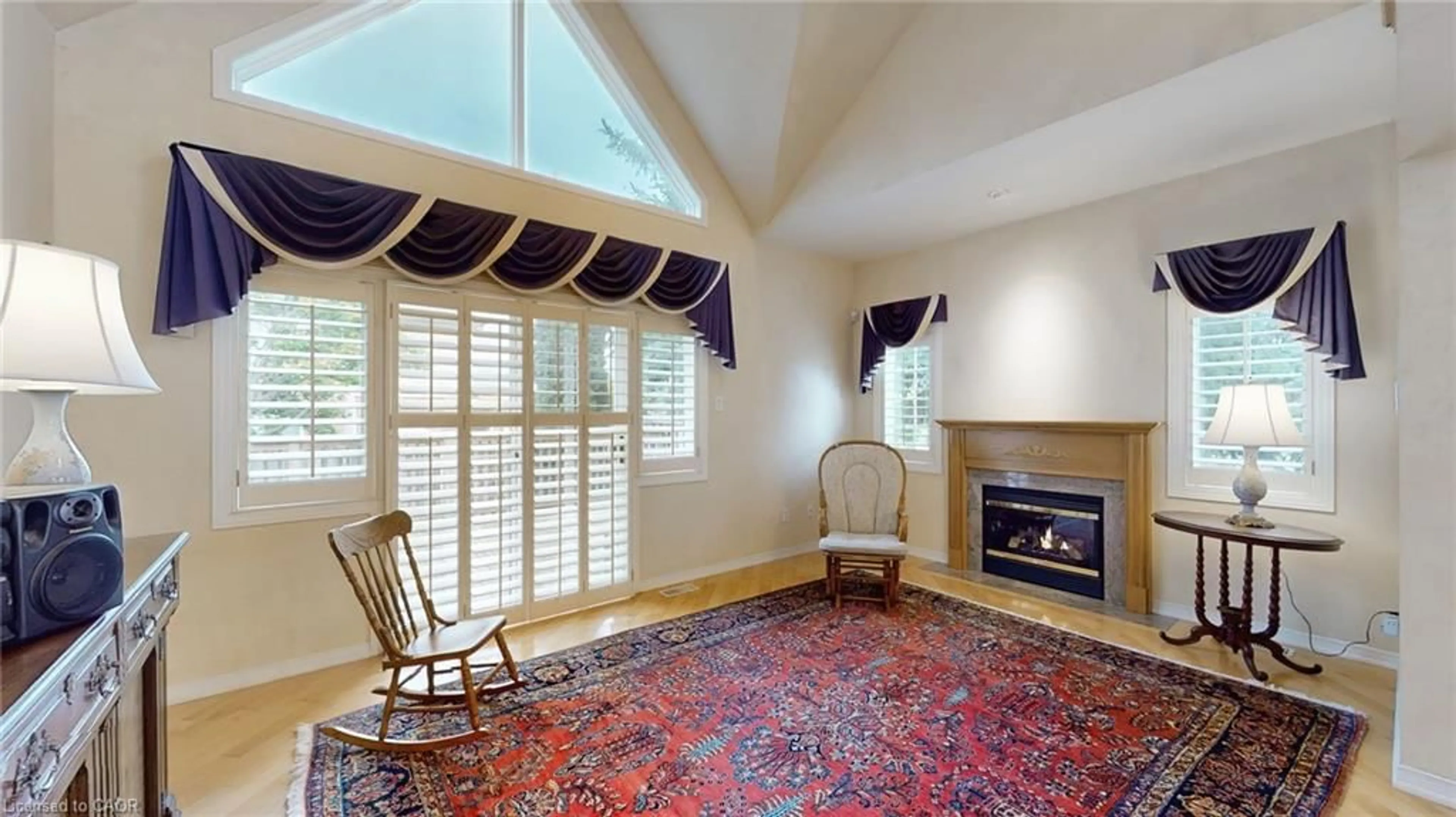 Indoor foyer for 212 Stonehenge Dr #1, Hamilton Ontario L9K 1N5