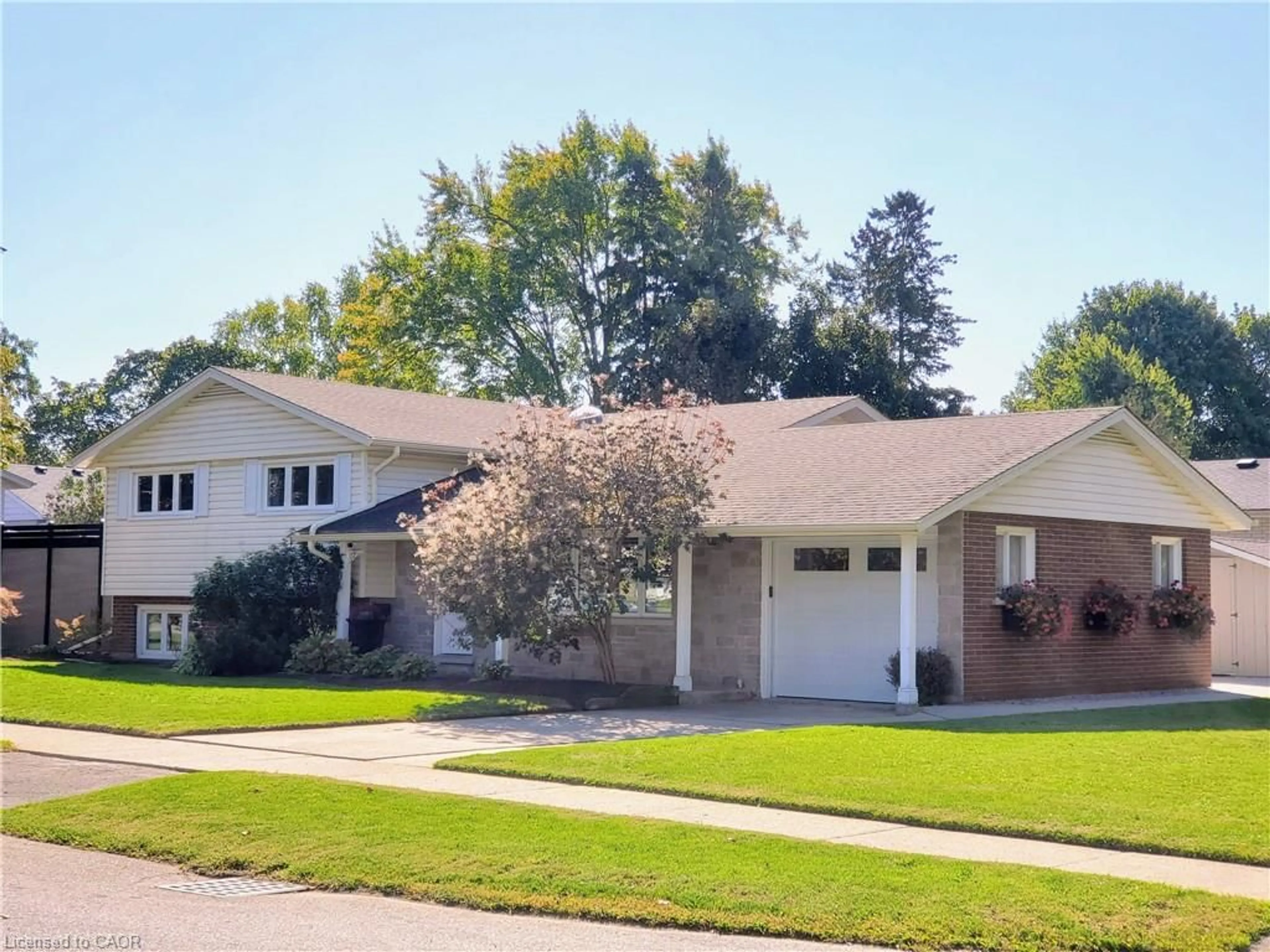 Home with vinyl exterior material, street for 7 Crosby Dr, Kitchener Ontario N2B 2K6