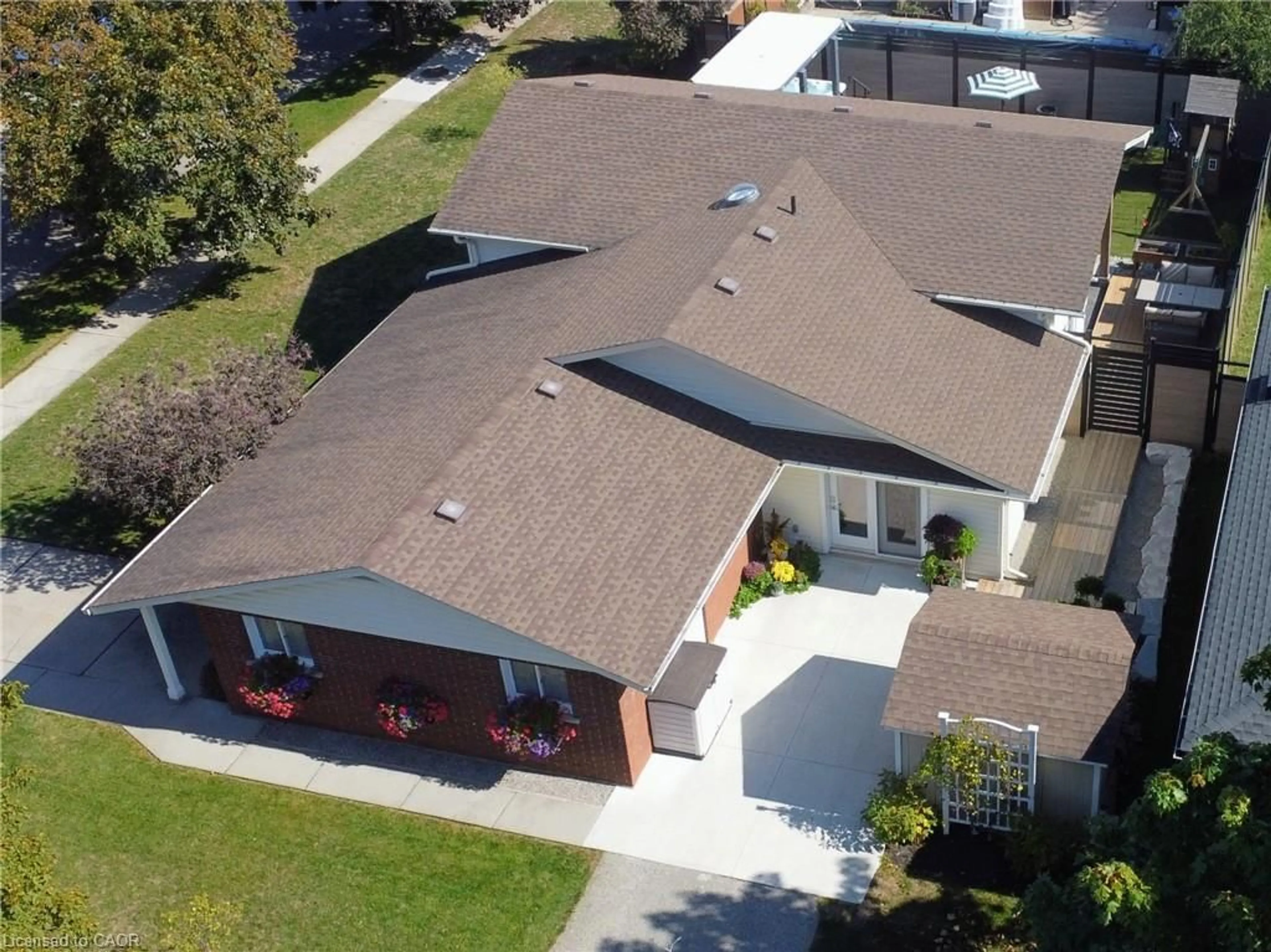 A pic from outside/outdoor area/front of a property/back of a property/a pic from drone, street for 7 Crosby Dr, Kitchener Ontario N2B 2K6