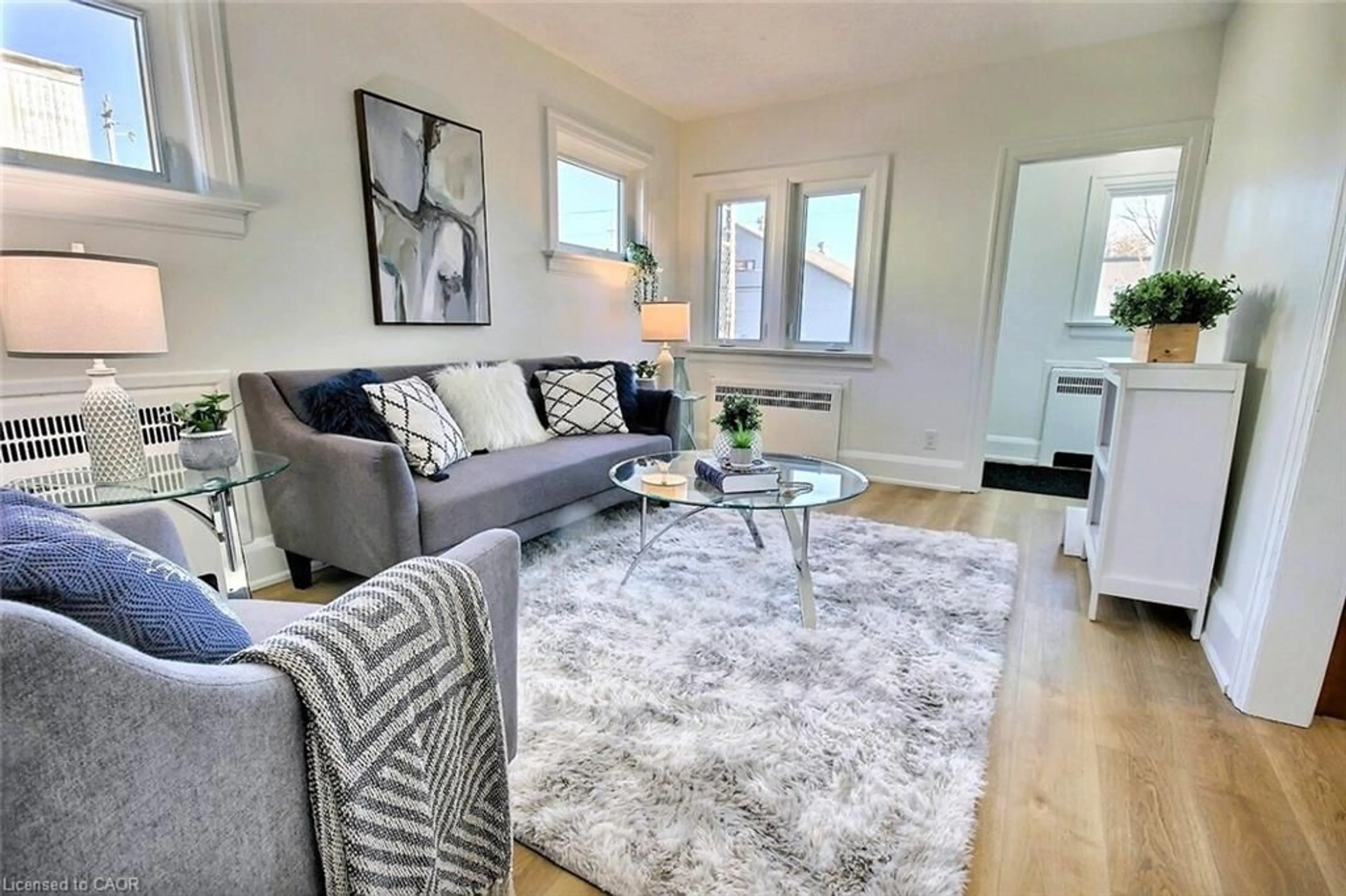 Living room with furniture, unknown for 324 Wellington St, Kitchener Ontario N2H 5K9