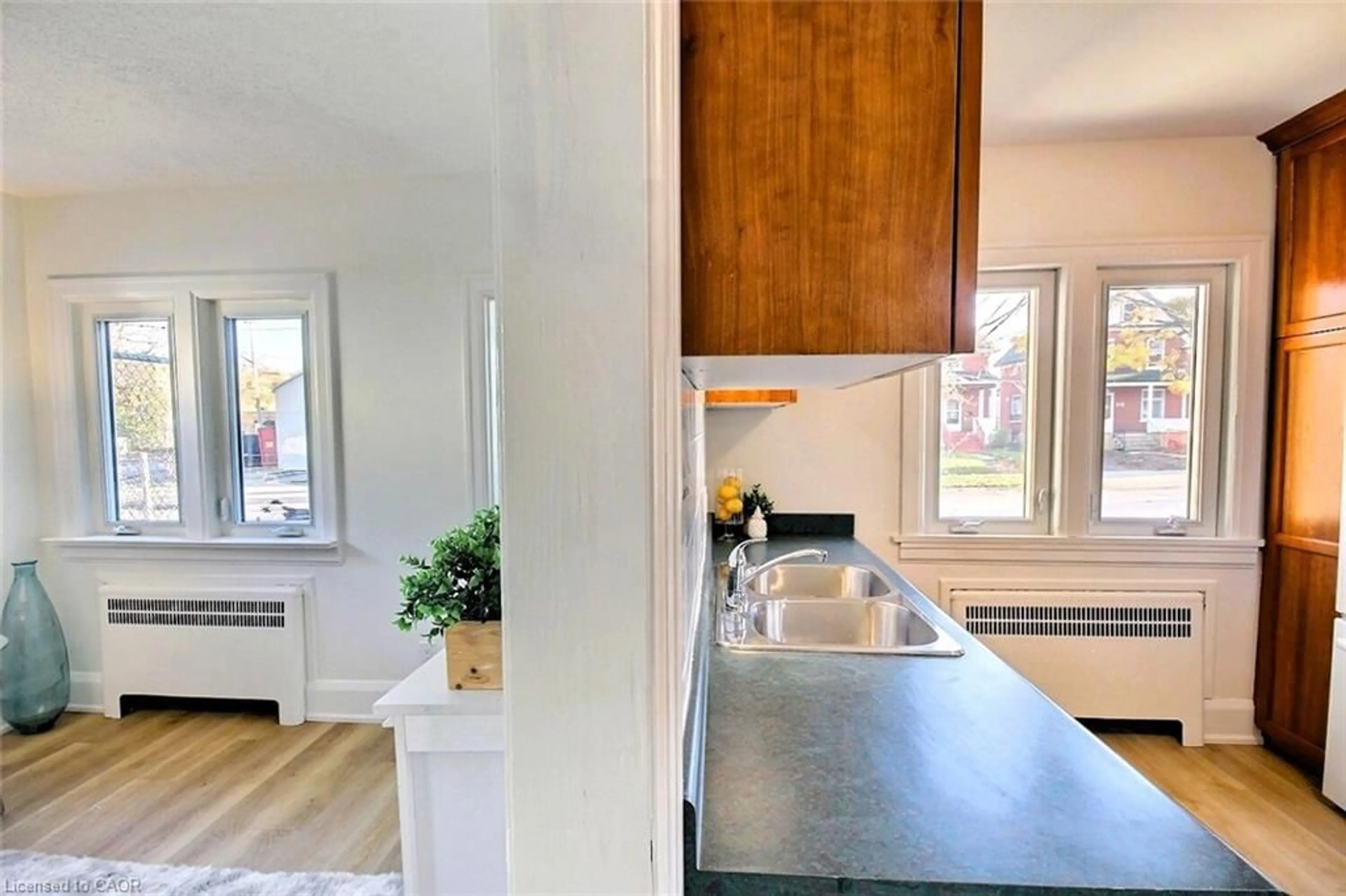 Unknown for 324 Wellington St, Kitchener Ontario N2H 5K9