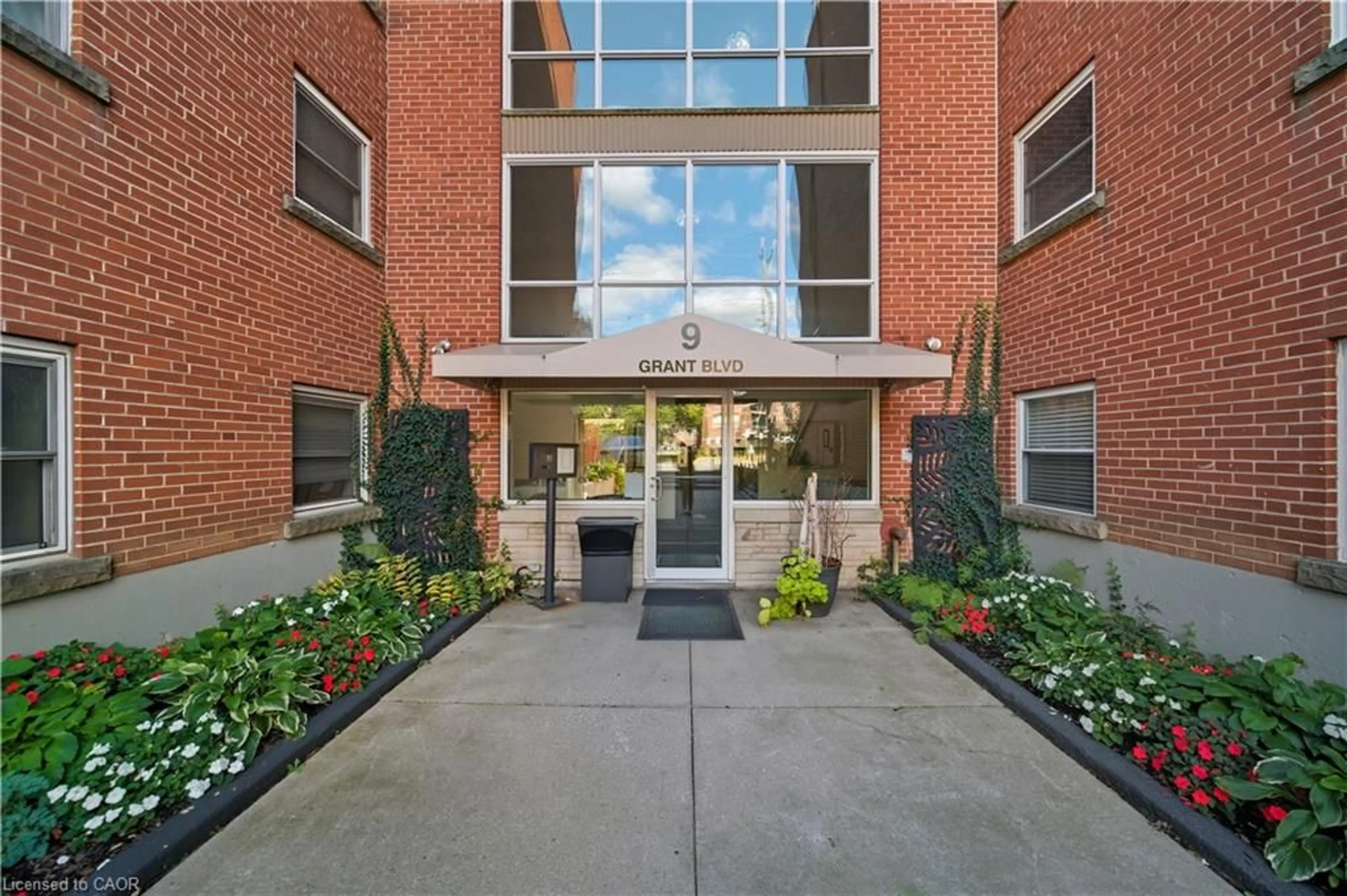 Indoor foyer for 9 Grant Blvd #102, Dundas Ontario L9H 4L5
