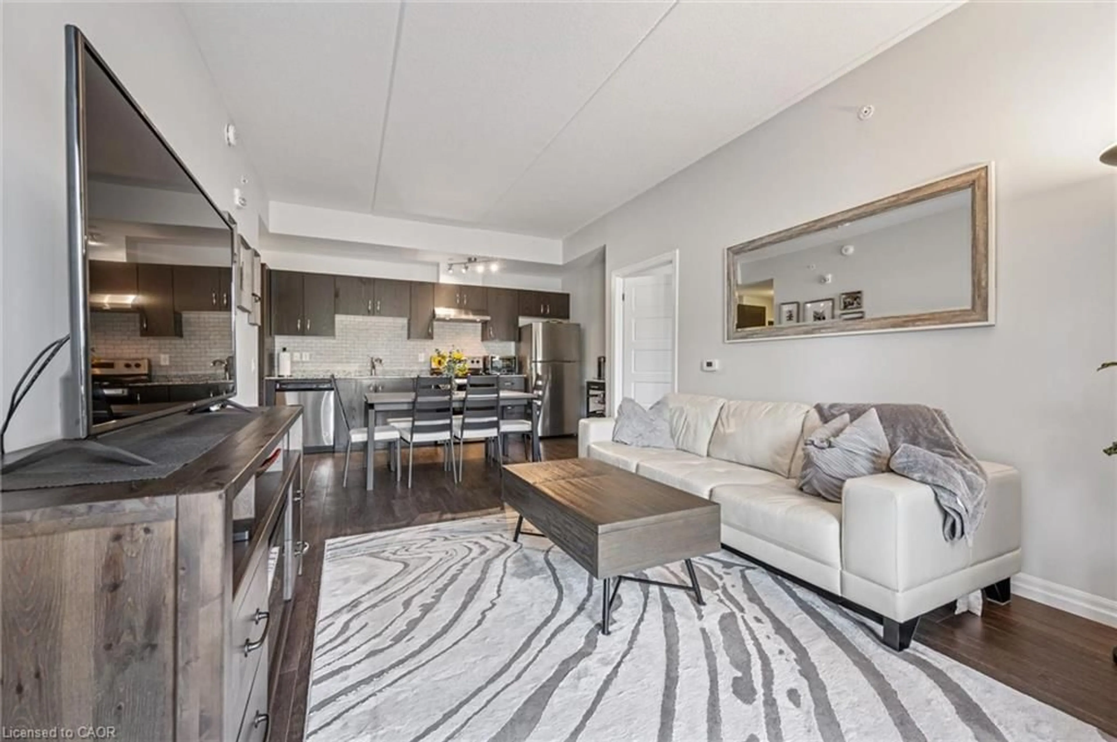 Living room with furniture, unknown for 35 Kingsbury Sq, Guelph Ontario N1L 0J4
