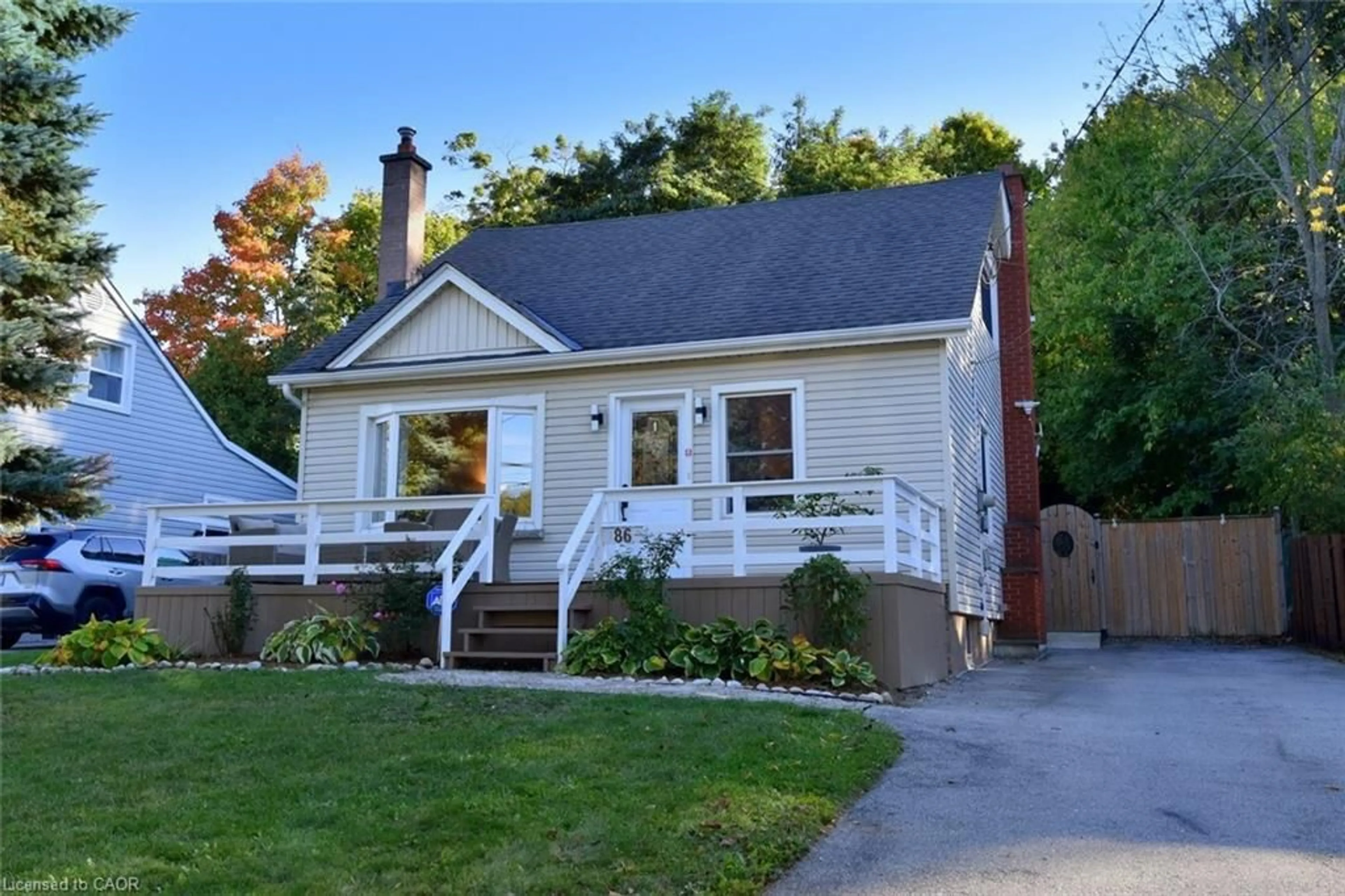 Home with vinyl exterior material, street for 86 Mercer St, Hamilton Ontario L9H 2N6