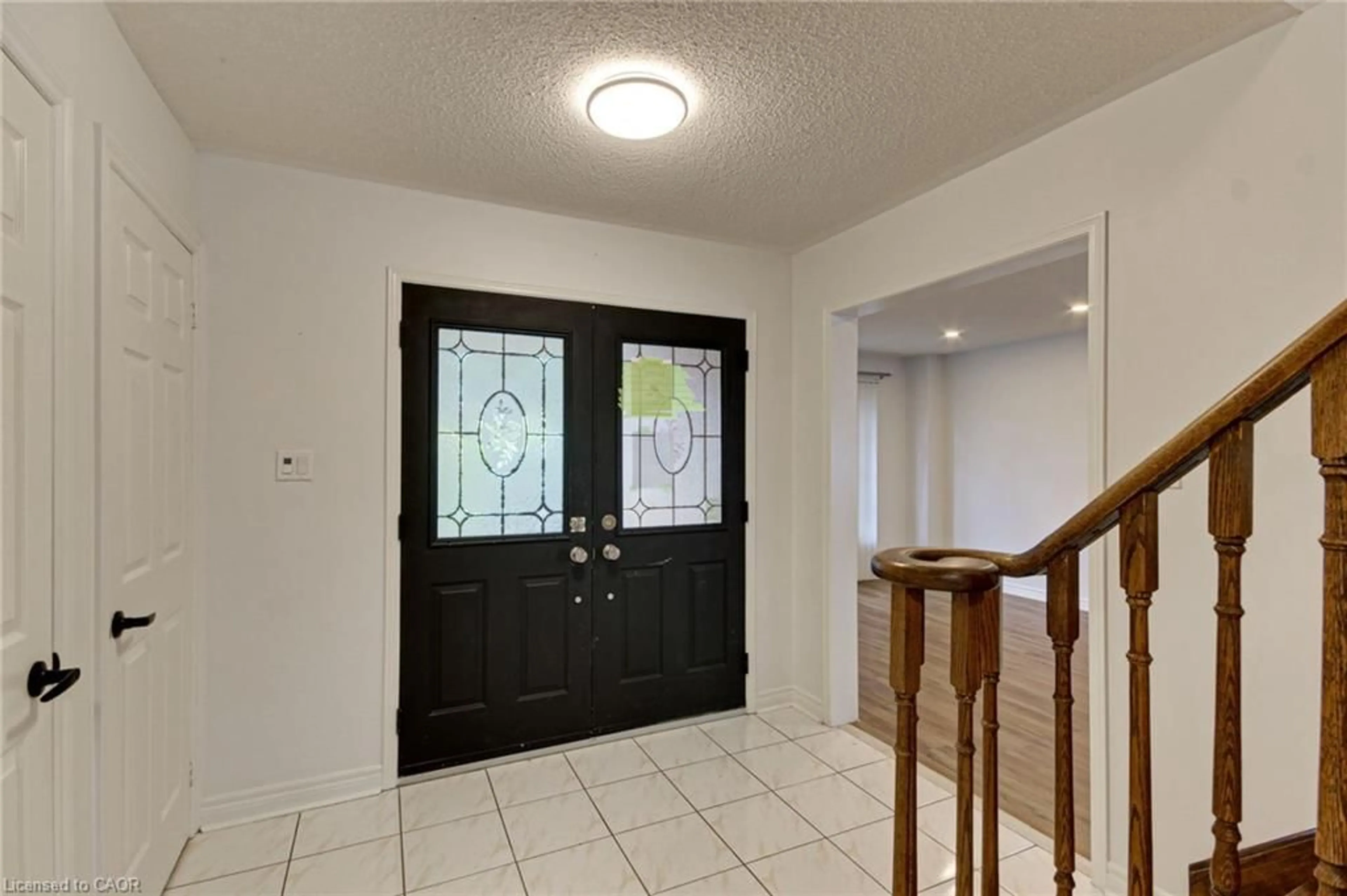 Indoor entryway for 175 Rhodes Cir, Newmarket Ontario L3X 1V3