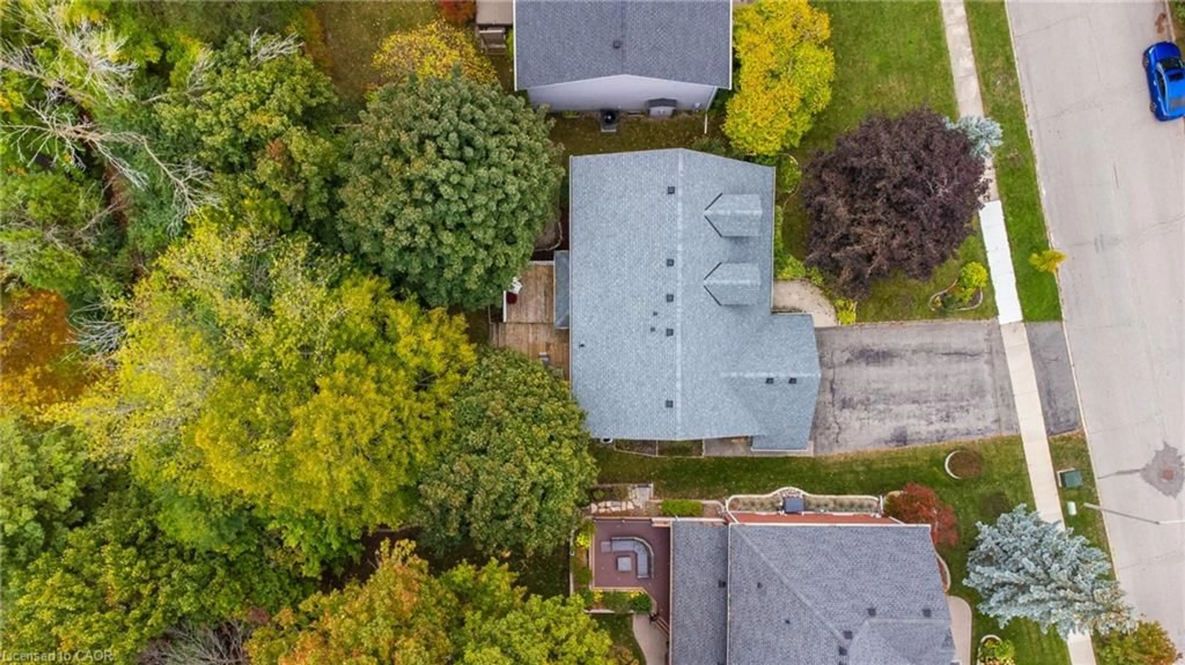 A pic from outside/outdoor area/front of a property/back of a property/a pic from drone, street for 553 Paradise Cres, Waterloo Ontario N2T 2J8