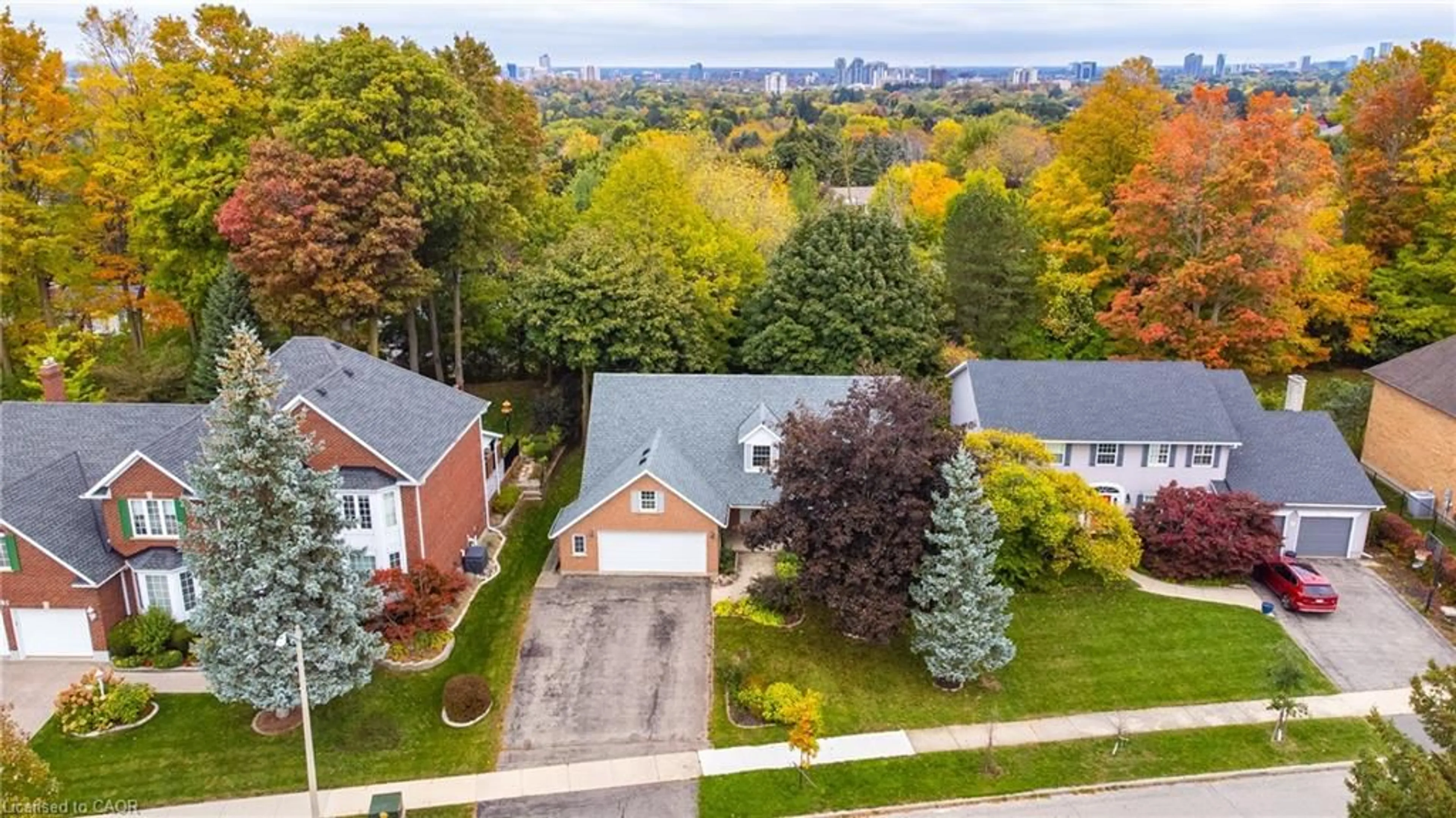 A pic from outside/outdoor area/front of a property/back of a property/a pic from drone, street for 553 Paradise Cres, Waterloo Ontario N2T 2J8