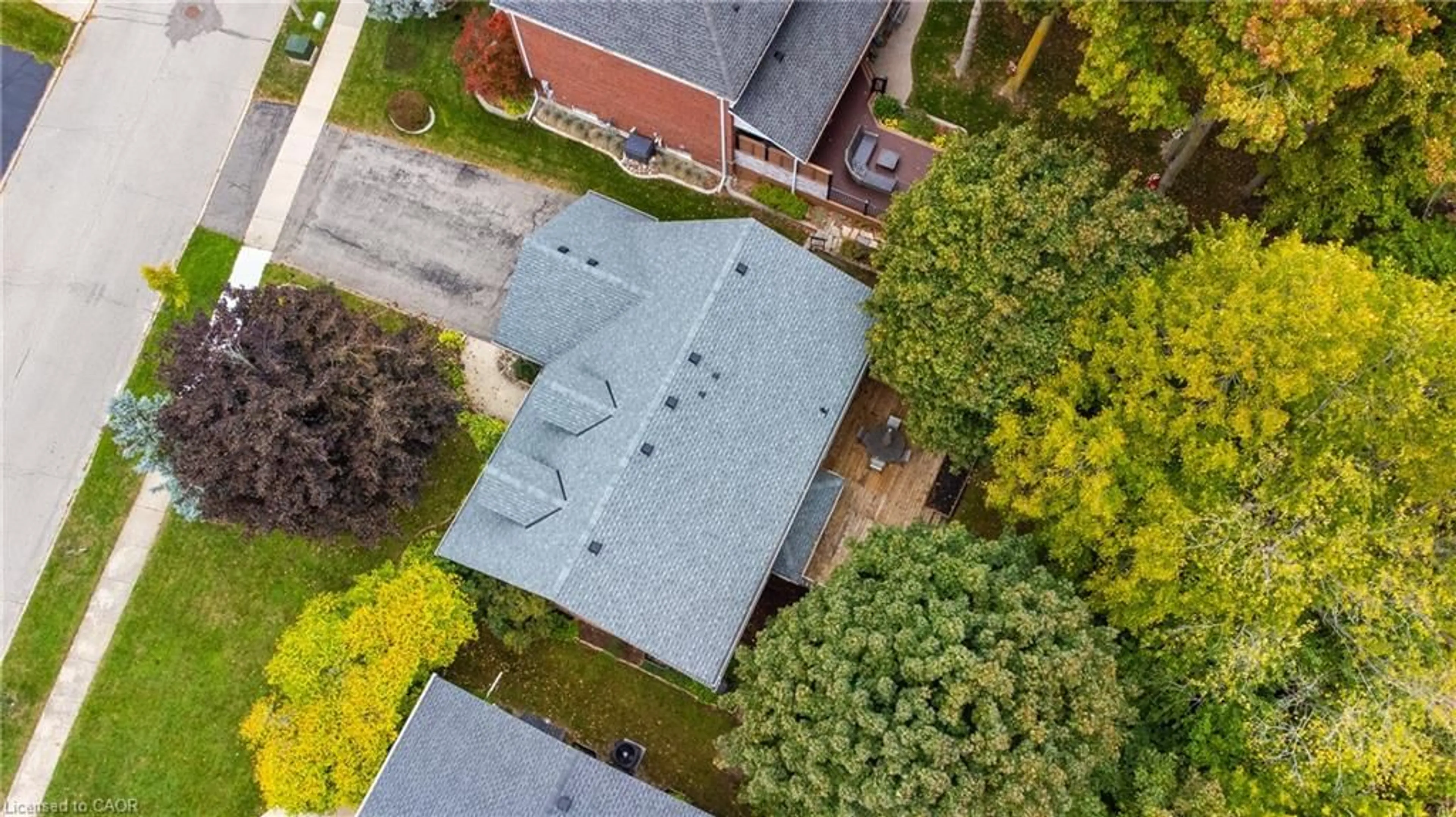 A pic from outside/outdoor area/front of a property/back of a property/a pic from drone, street for 553 Paradise Cres, Waterloo Ontario N2T 2J8