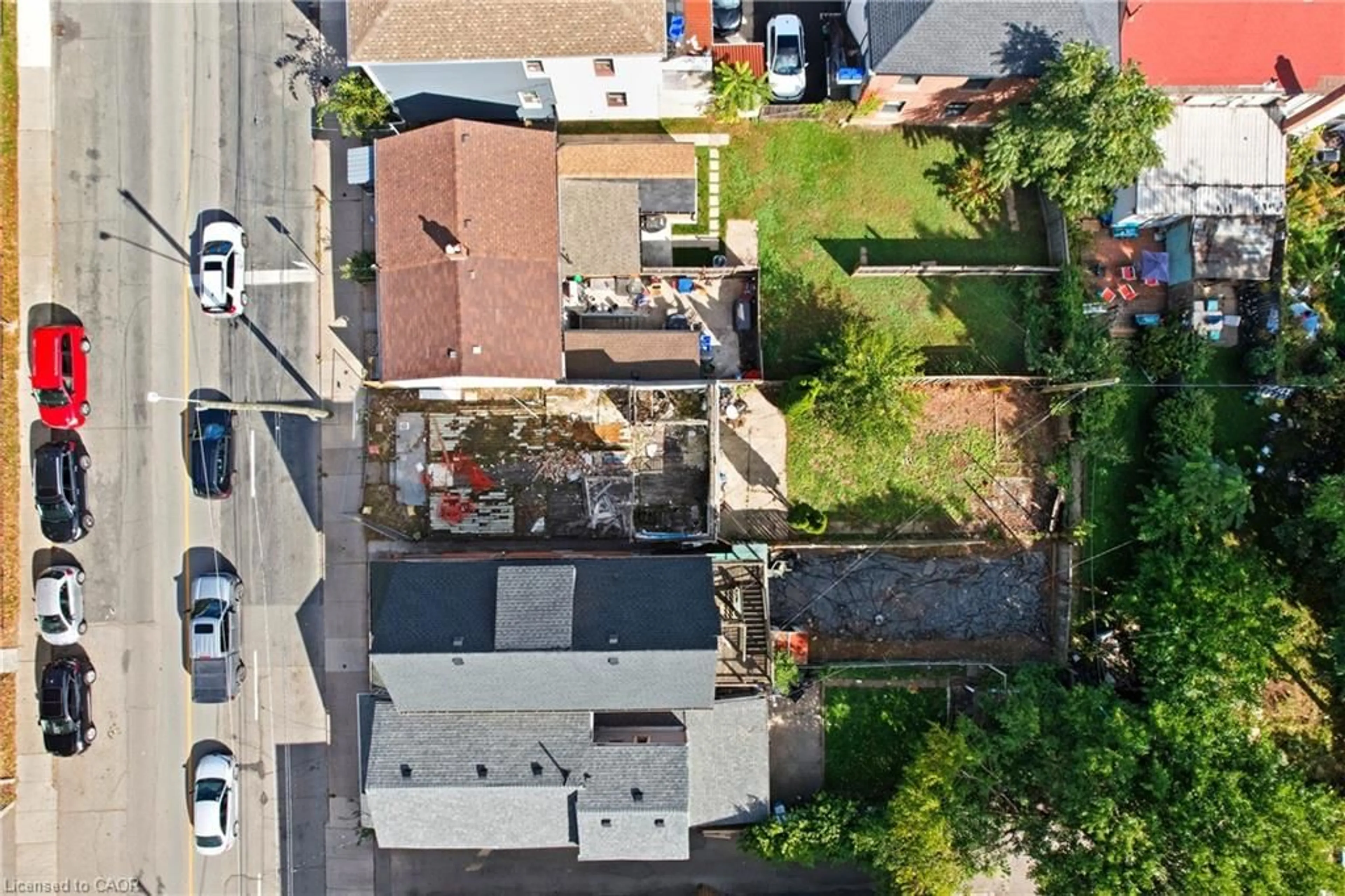 A pic from outside/outdoor area/front of a property/back of a property/a pic from drone, street for 186 John St, Hamilton Ontario L8L 4P2