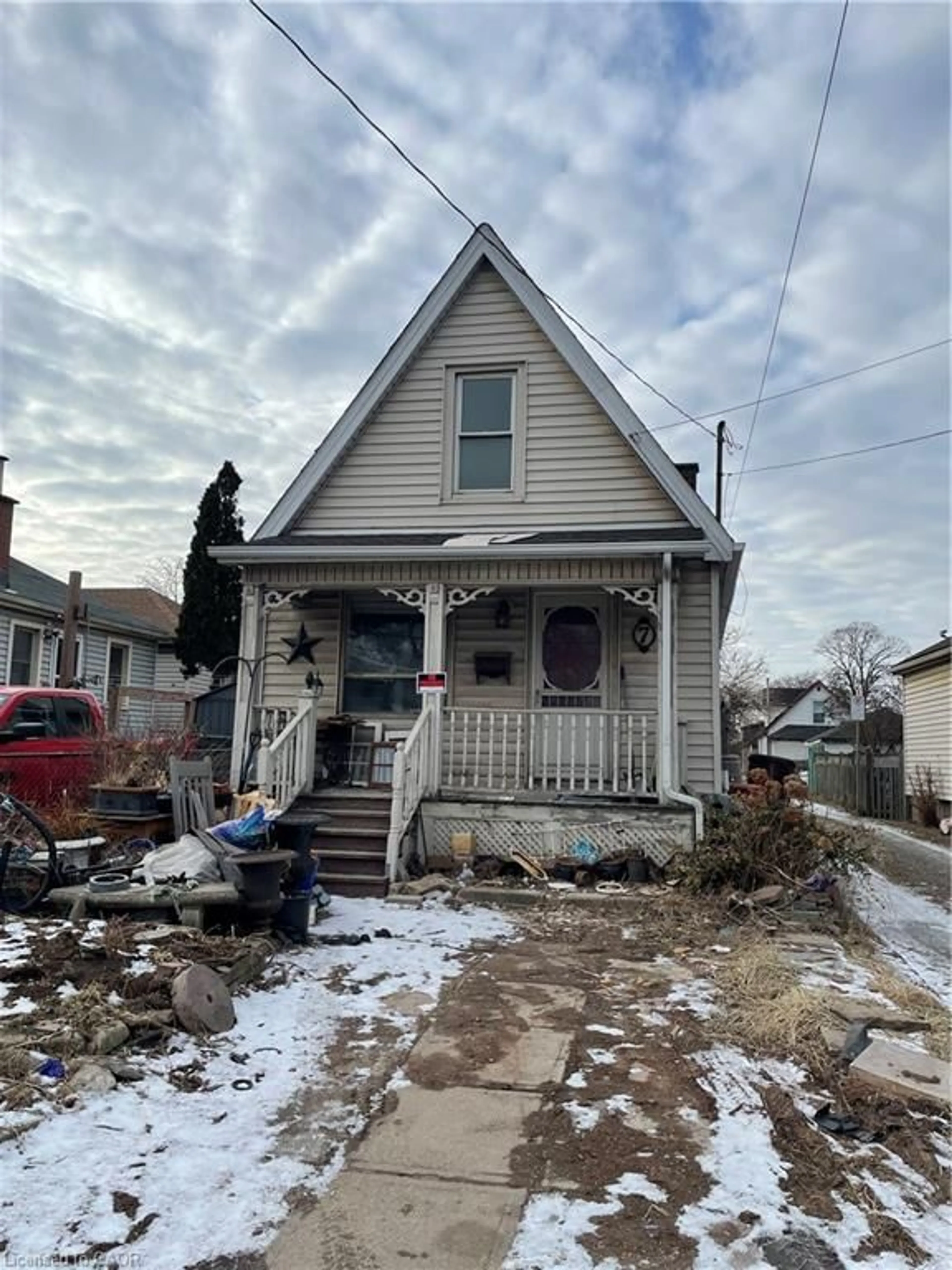 A pic of a room for 7 Stapleton Ave, Hamilton Ontario L8H 3N4