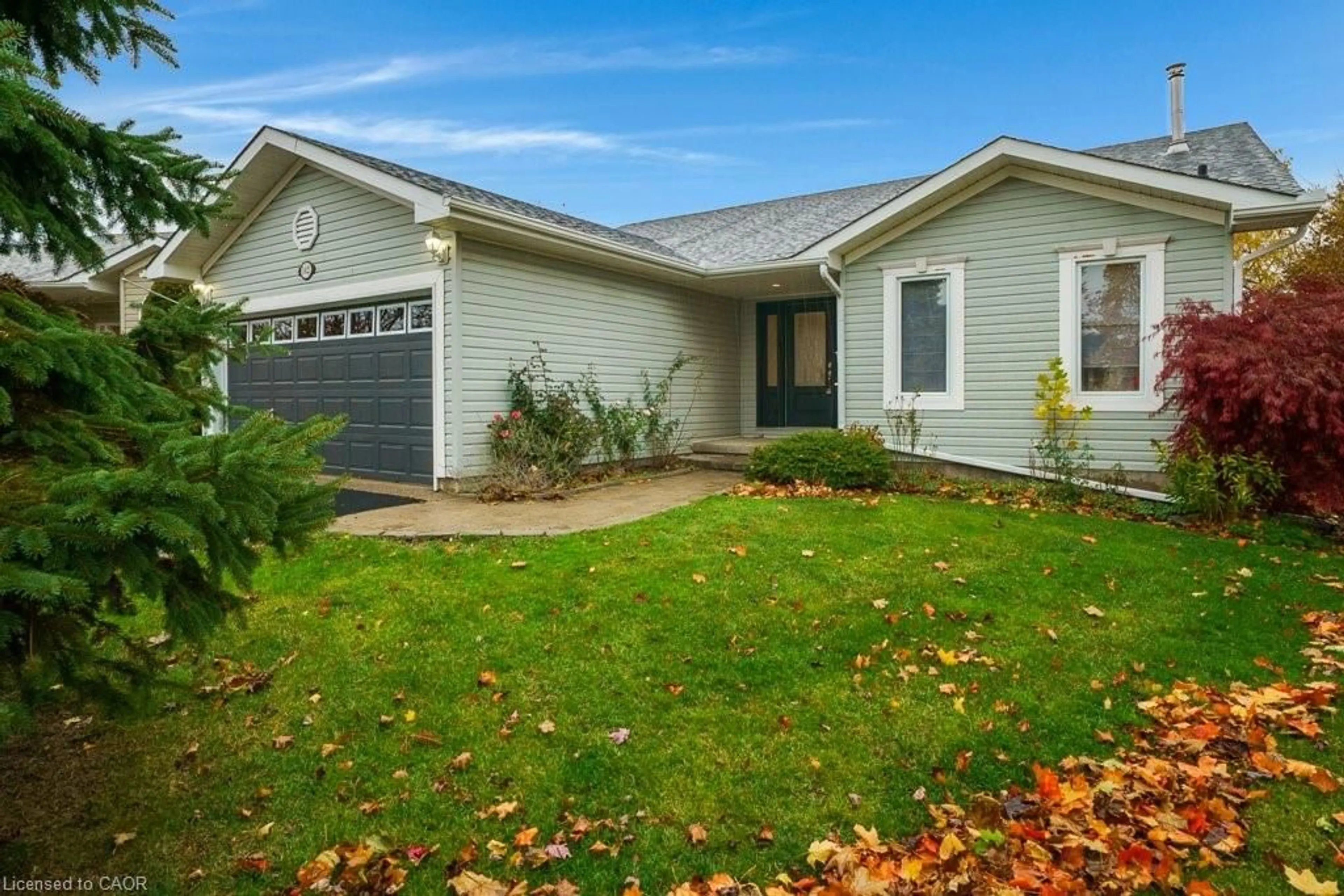 Home with vinyl exterior material, street for 142 Gracehill Cres, Freelton Ontario L8B 1A5