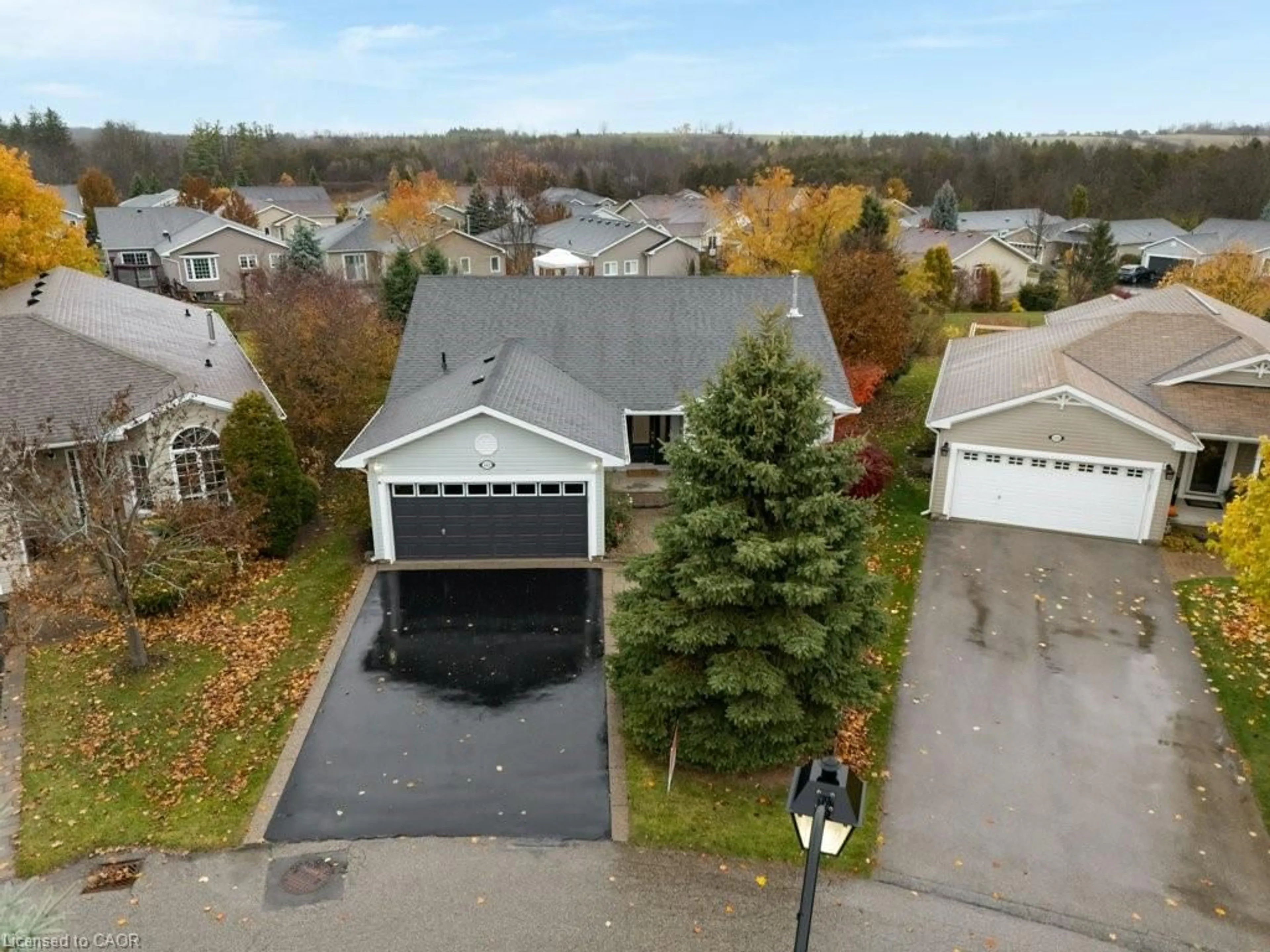 A pic from outside/outdoor area/front of a property/back of a property/a pic from drone, street for 142 Gracehill Cres, Freelton Ontario L8B 1A5