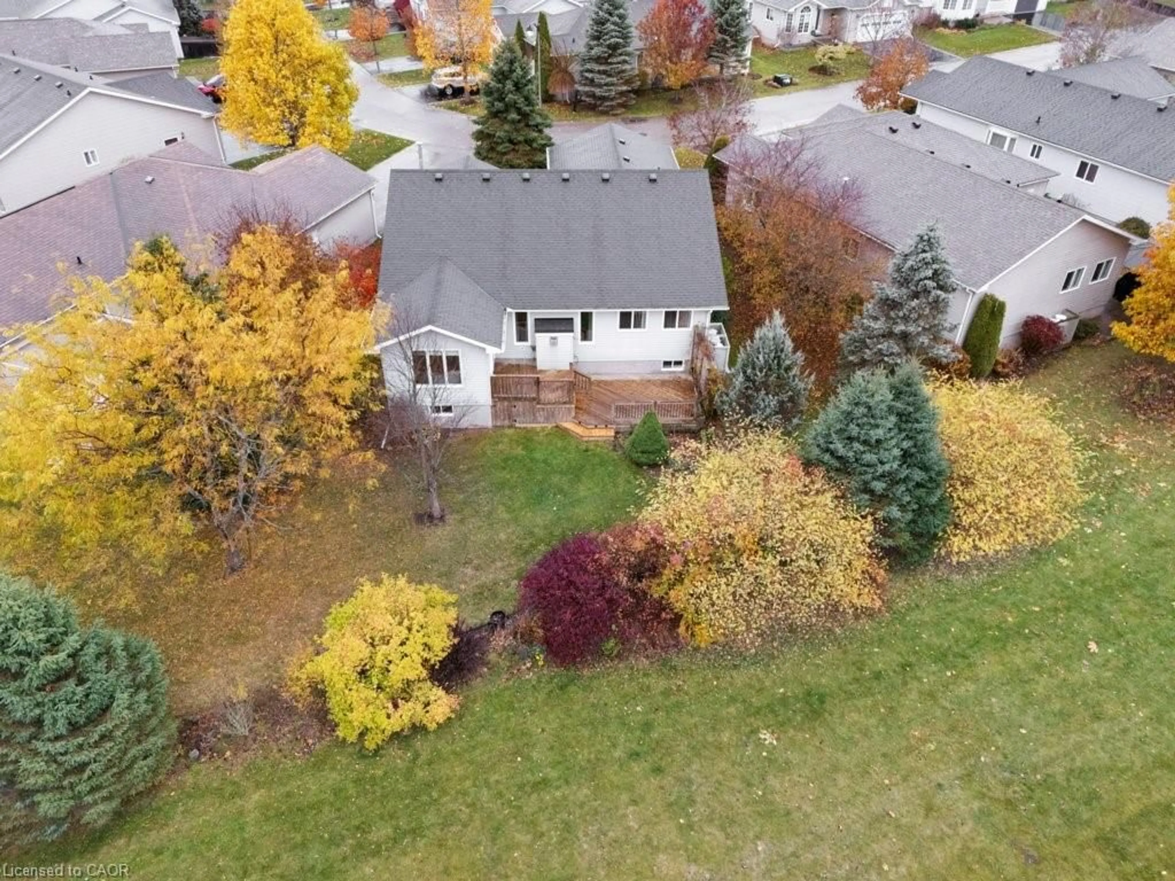 A pic from outside/outdoor area/front of a property/back of a property/a pic from drone, street for 142 Gracehill Cres, Freelton Ontario L8B 1A5