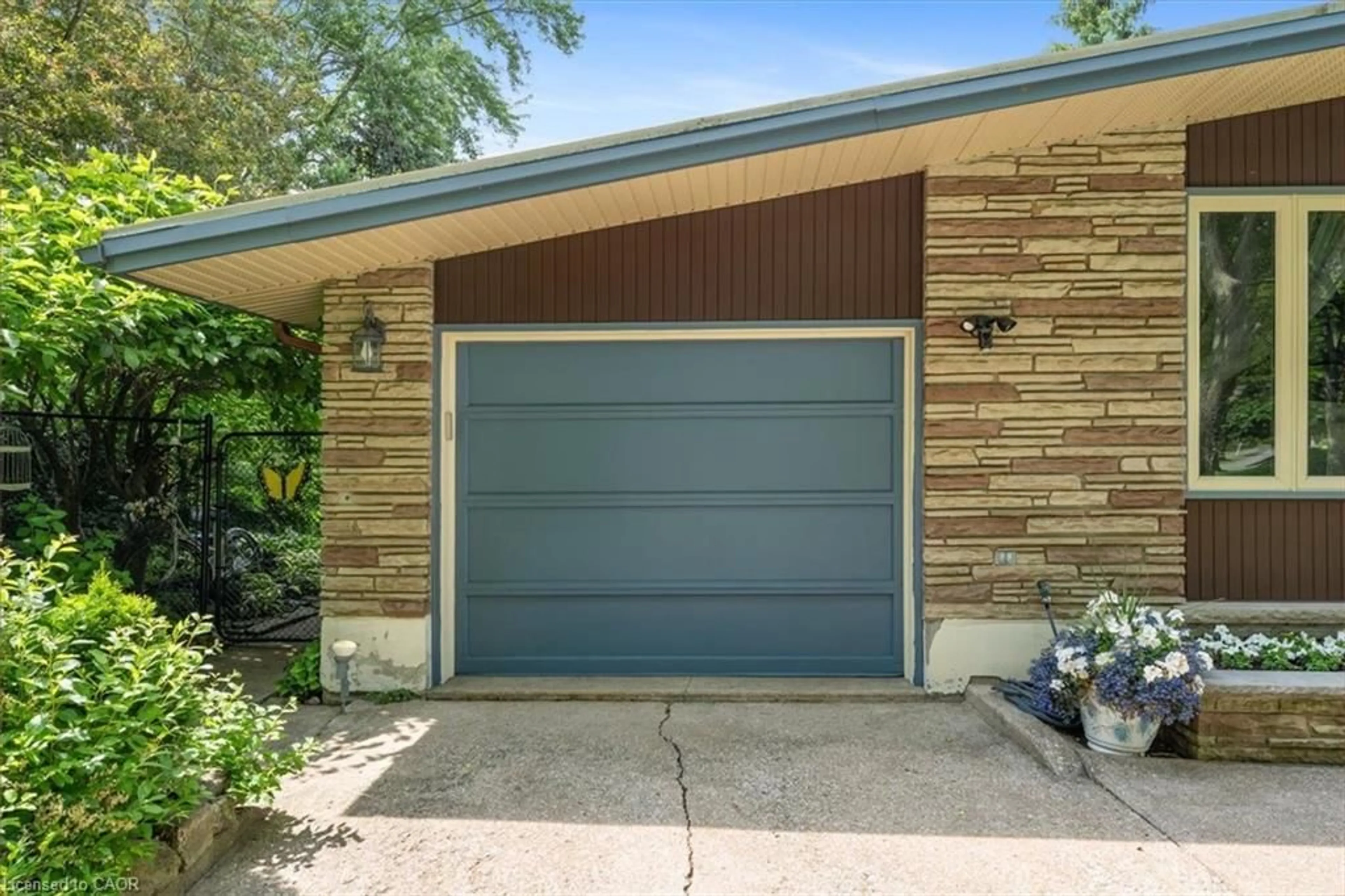 Indoor garage for 7 Glenayr Pl, St. Catharines Ontario L2T 2A2
