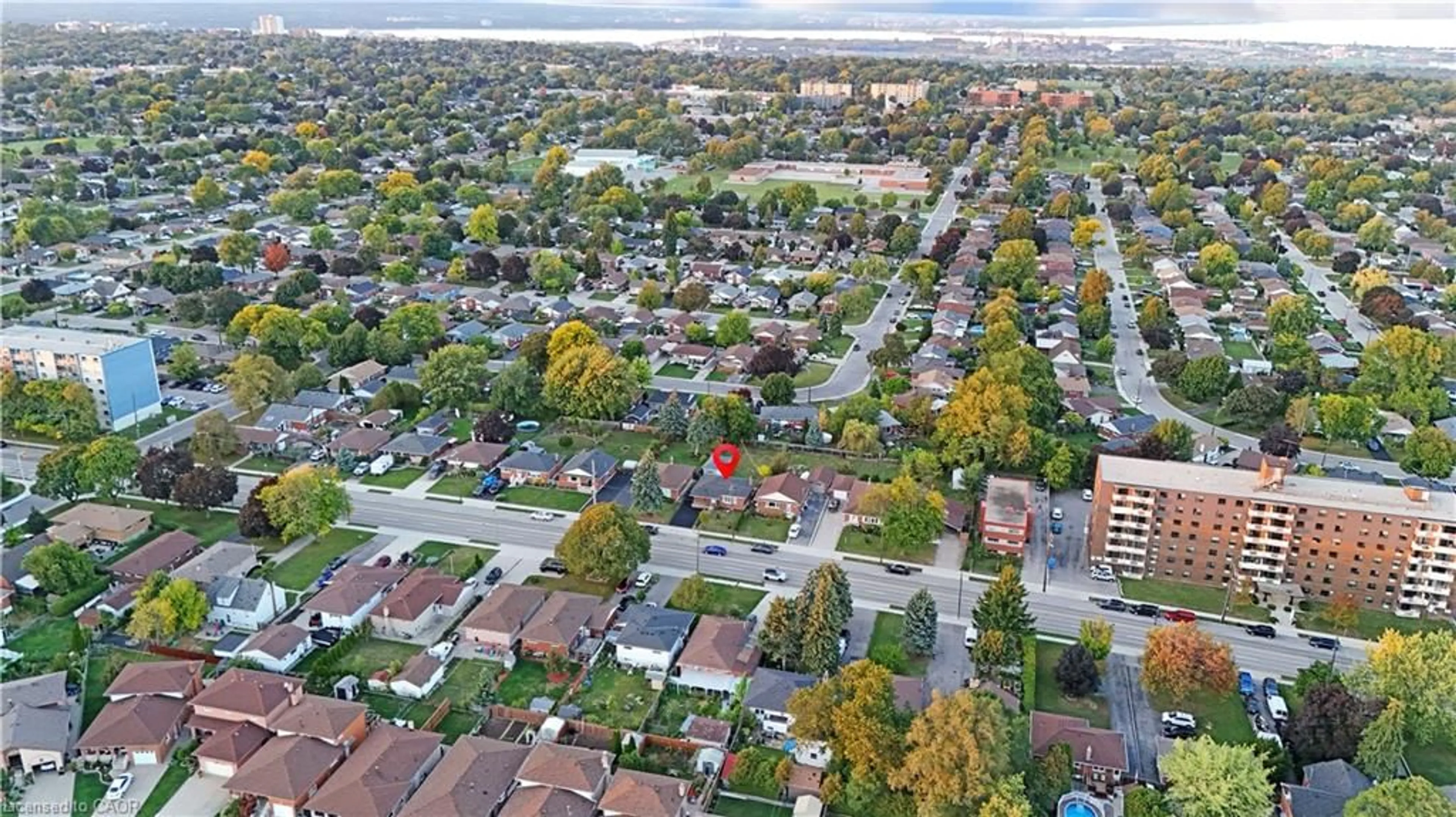 A pic from outside/outdoor area/front of a property/back of a property/a pic from drone, street for 959 Mohawk Rd, Hamilton Ontario L8T 2R9
