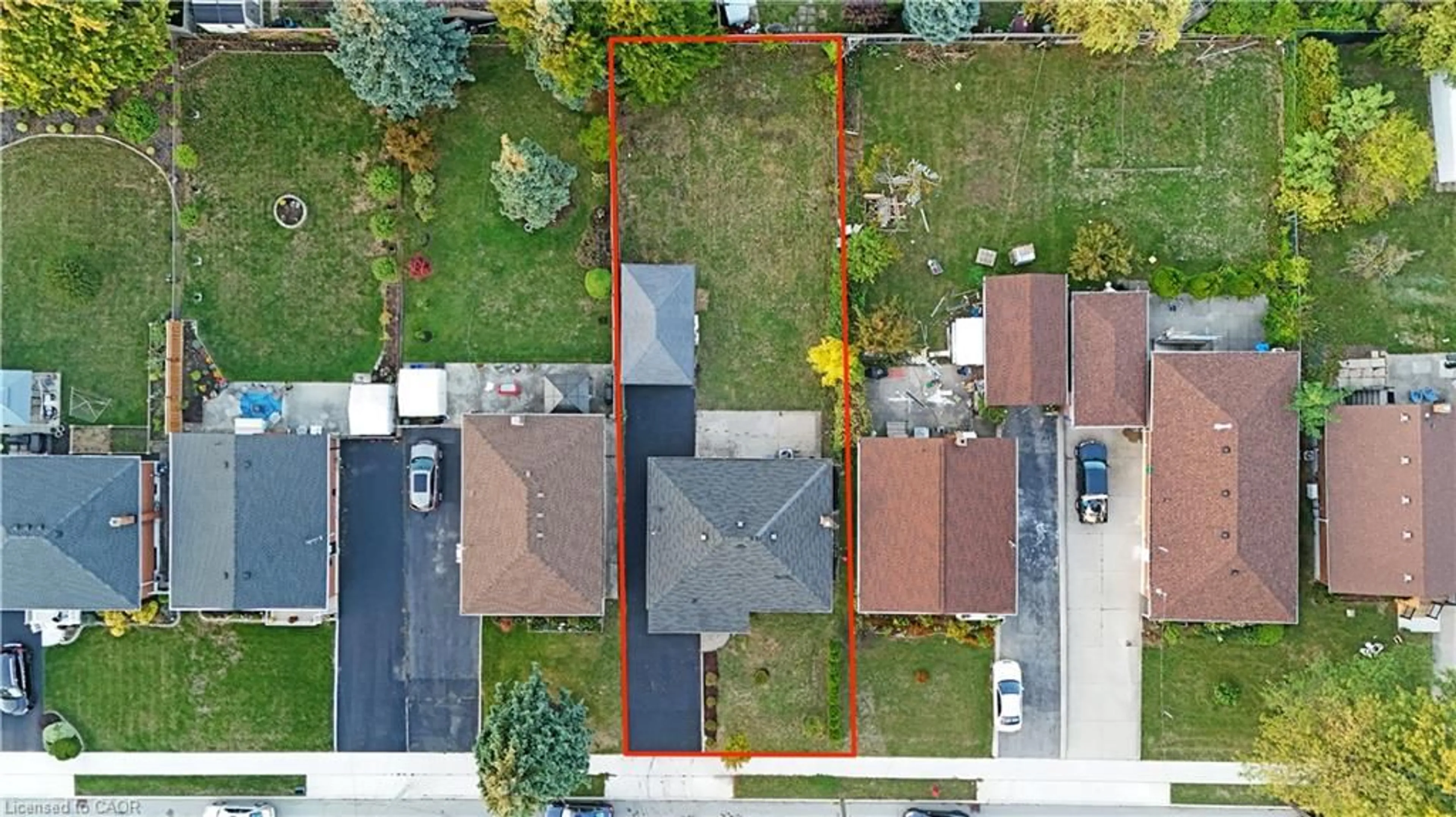 A pic from outside/outdoor area/front of a property/back of a property/a pic from drone, street for 959 Mohawk Rd, Hamilton Ontario L8T 2R9