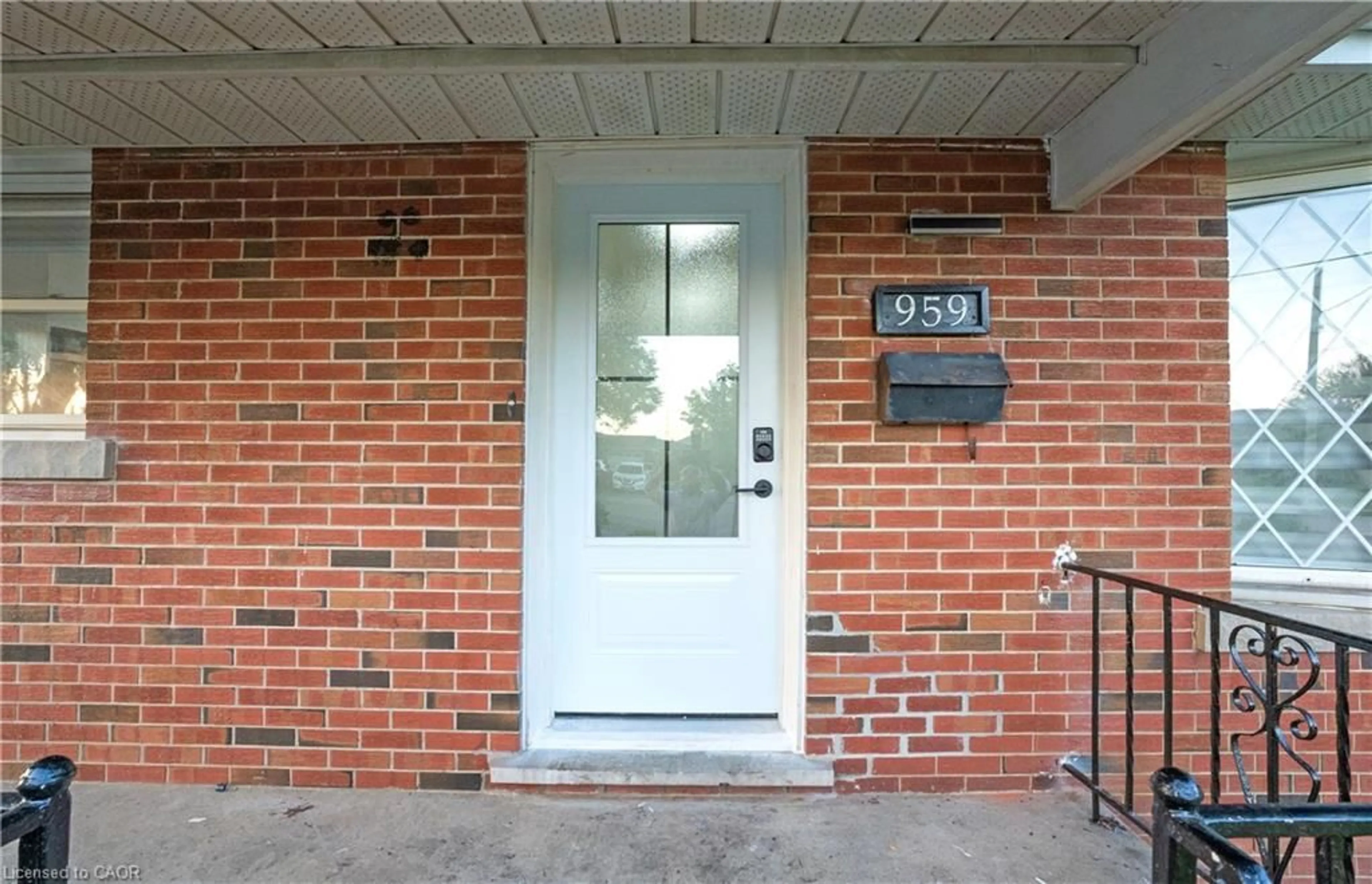 Indoor entryway for 959 Mohawk Rd, Hamilton Ontario L8T 2R9