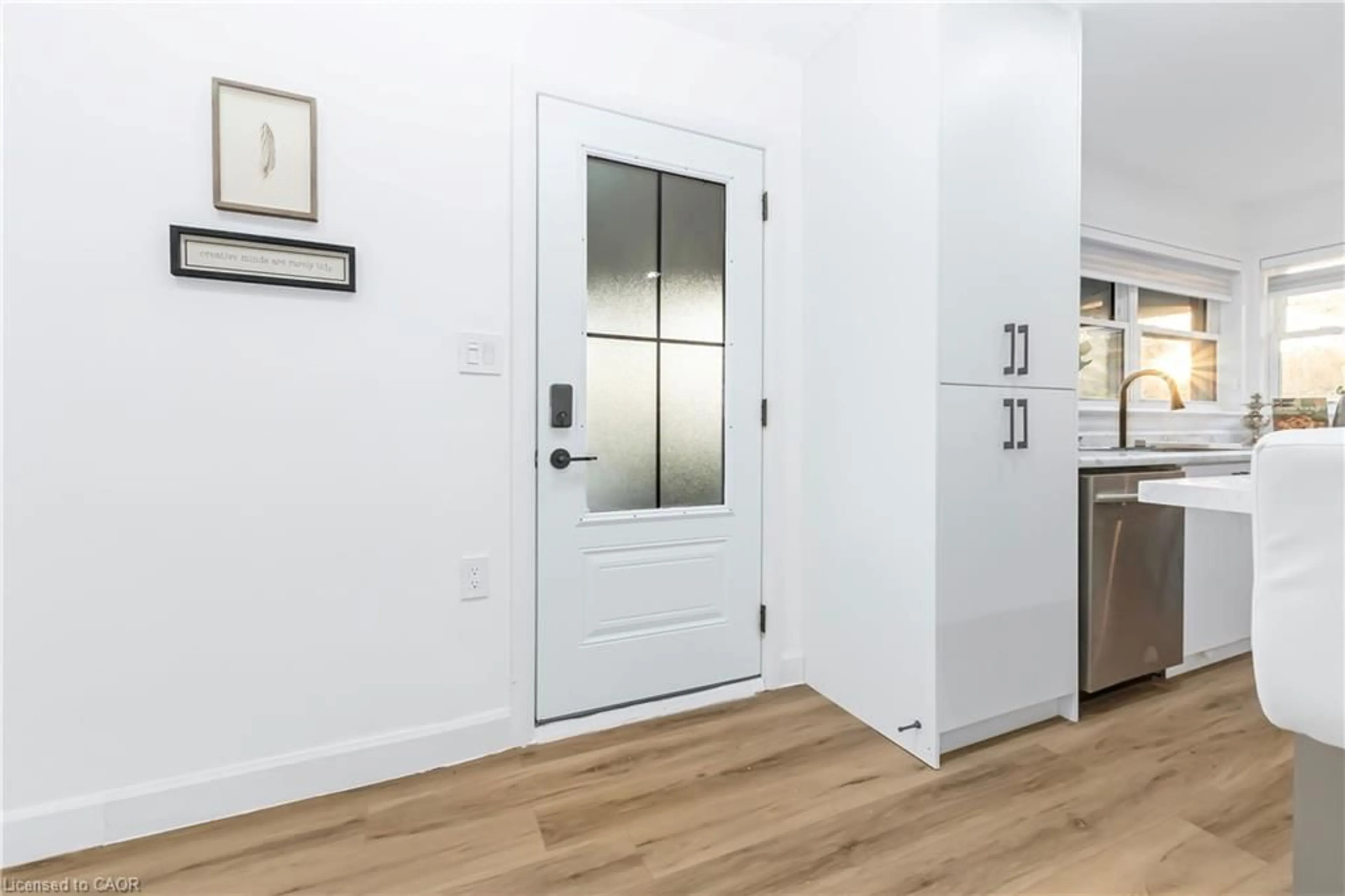 Indoor entryway for 959 Mohawk Rd, Hamilton Ontario L8T 2R9