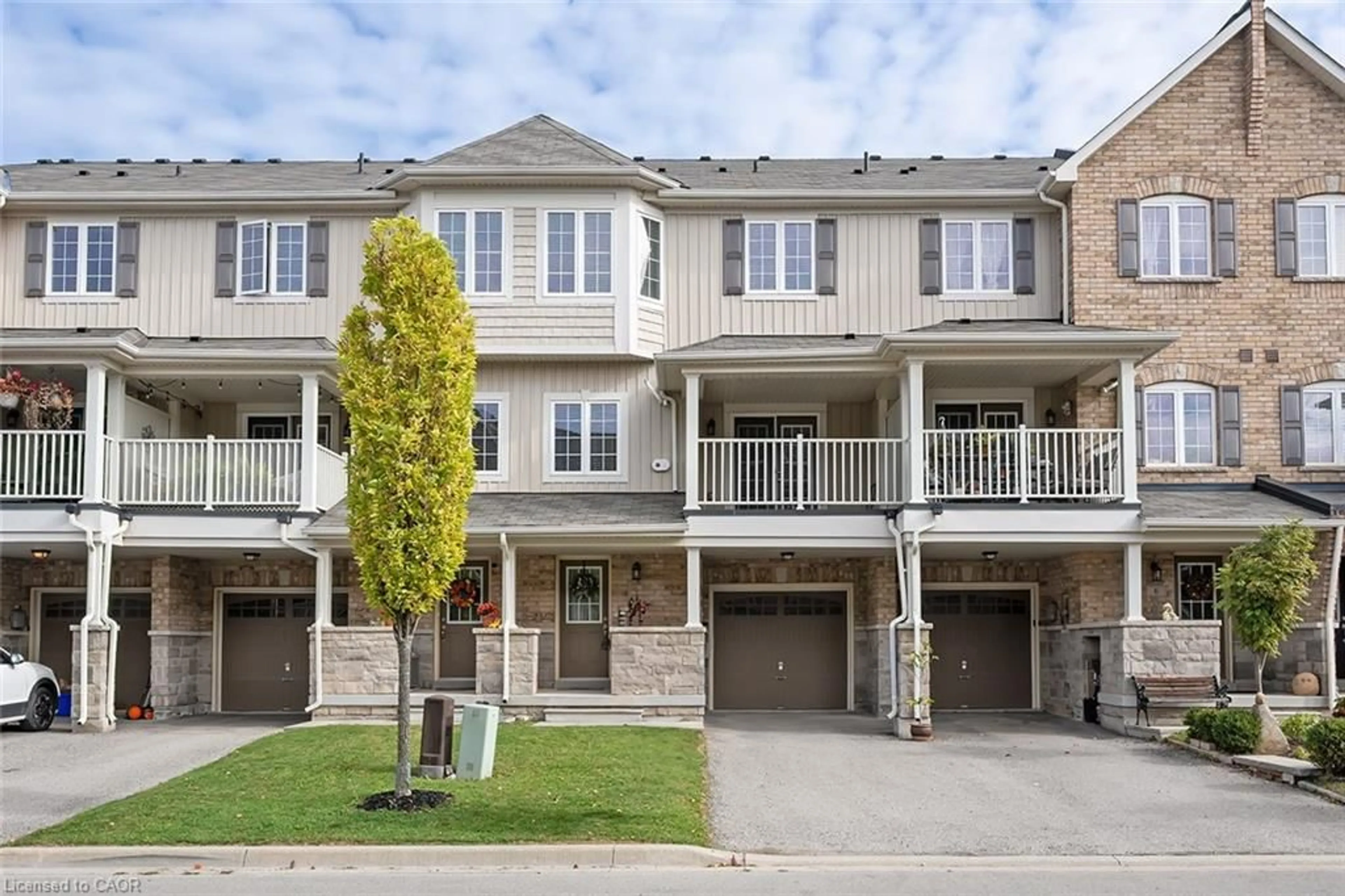 A pic from outside/outdoor area/front of a property/back of a property/a pic from drone, street for 8 Hiscott Dr, Waterdown Ontario L8B 0A2