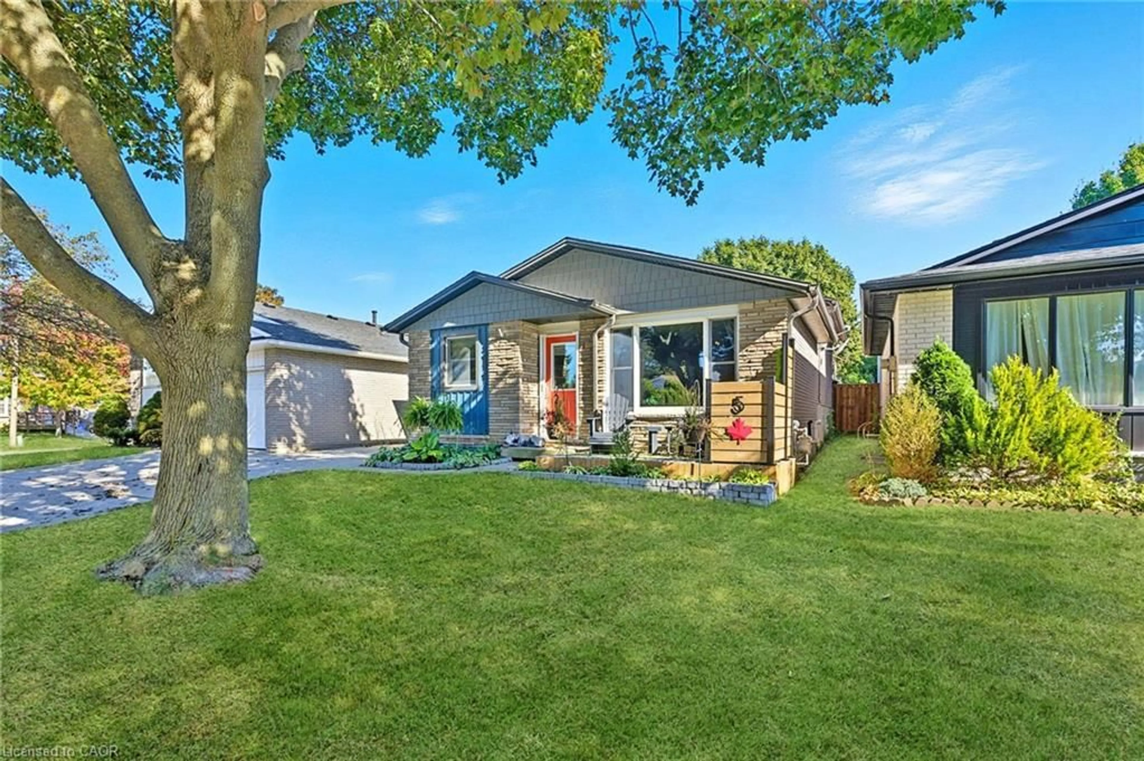 Home with vinyl exterior material, street for 5 Piper Pl, Hamilton Ontario L9C 6X5
