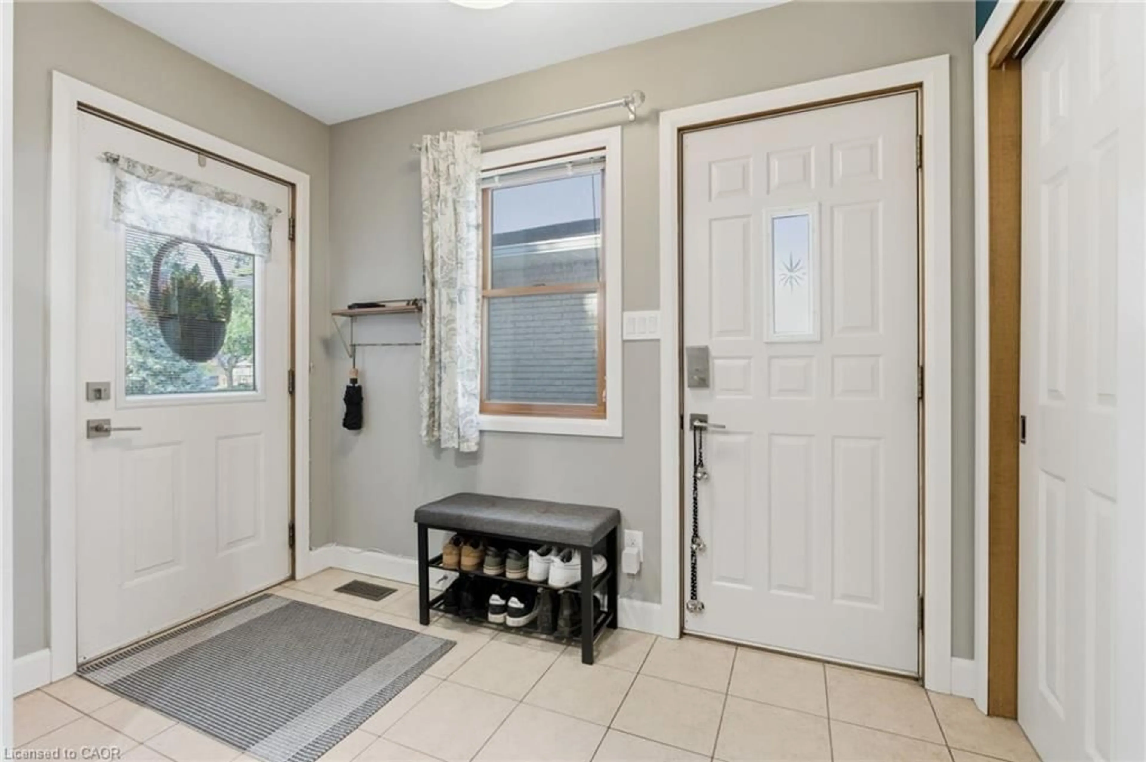 Indoor entryway for 5 Piper Pl, Hamilton Ontario L9C 6X5