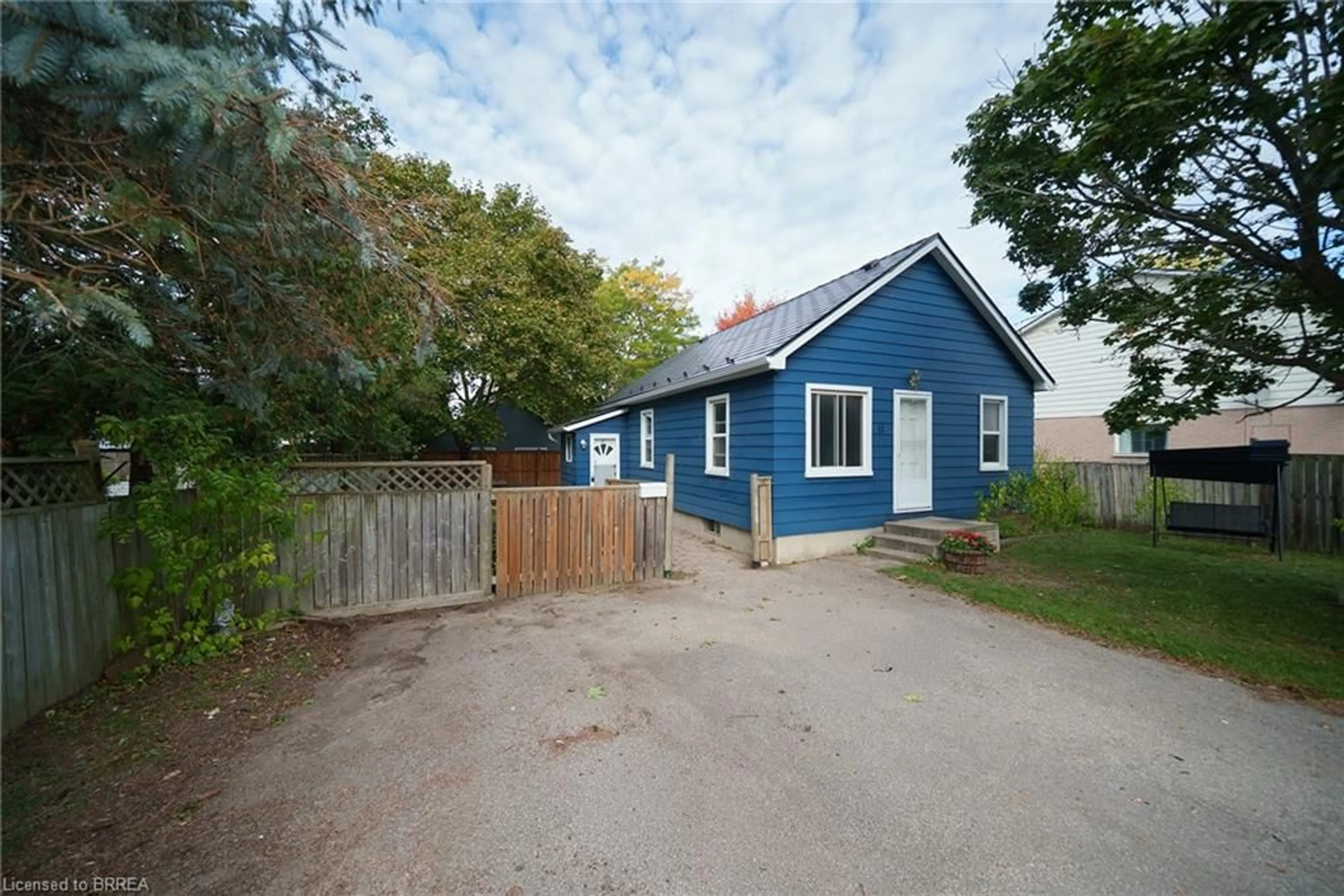 A pic from outside/outdoor area/front of a property/back of a property/a pic from drone, street for 11 Newcastle St, Brantford Ontario N3R 1Y5