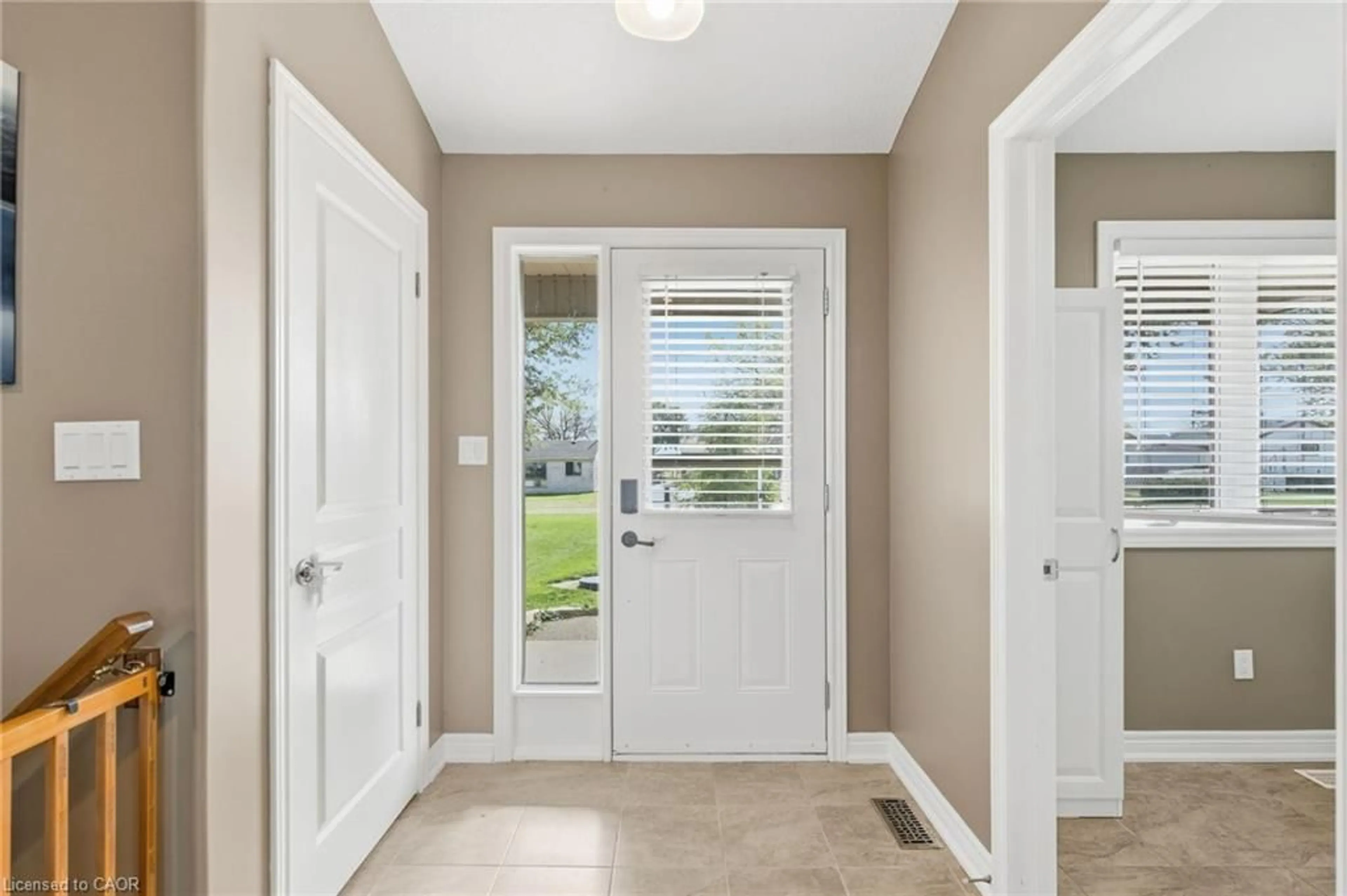 Indoor entryway for 29 Lakeview Lane, Selkirk Ontario N0A 1P0
