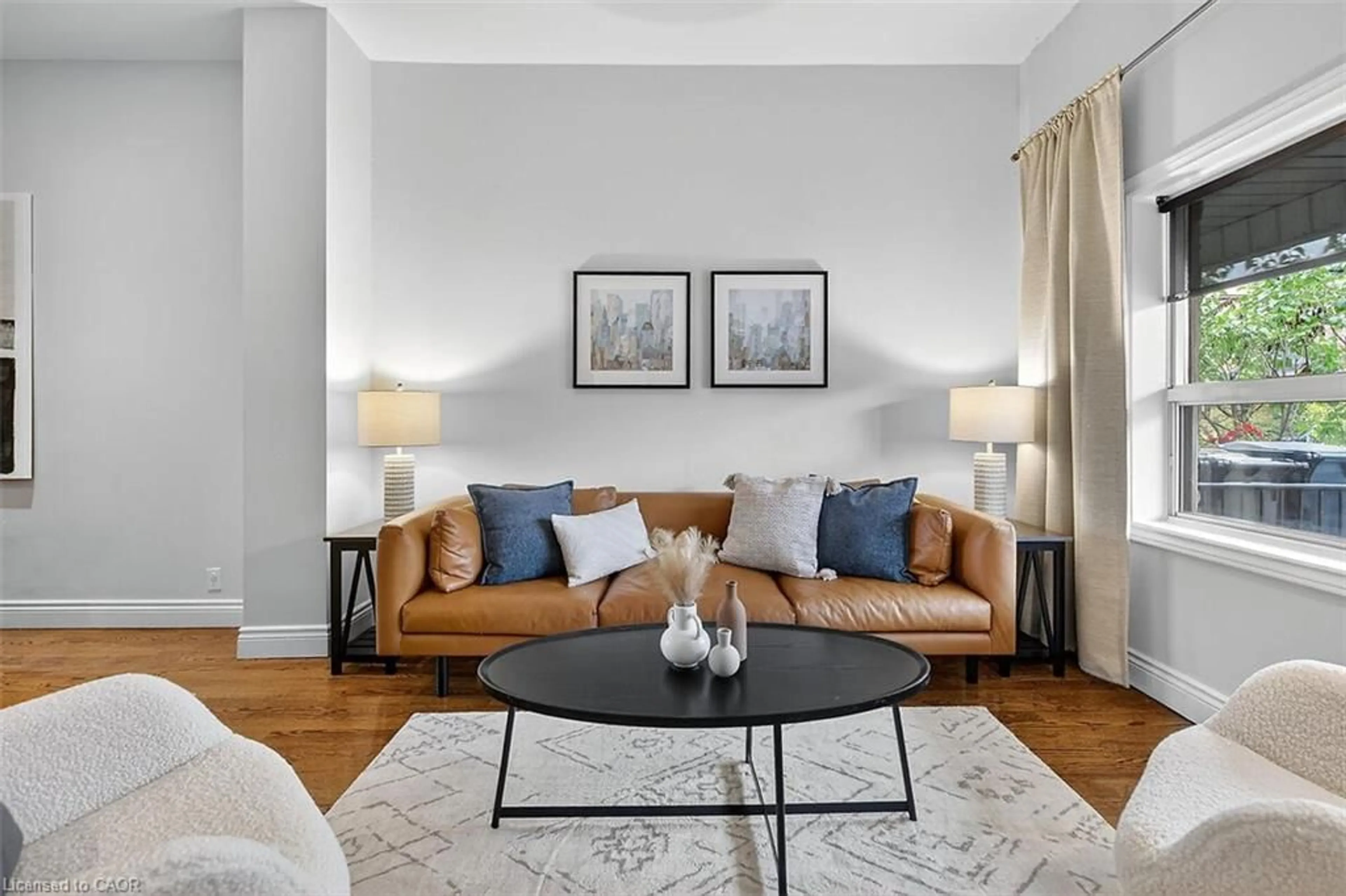 Living room with furniture, unknown for 690 Dufferin St, Toronto Ontario M6K 1B5