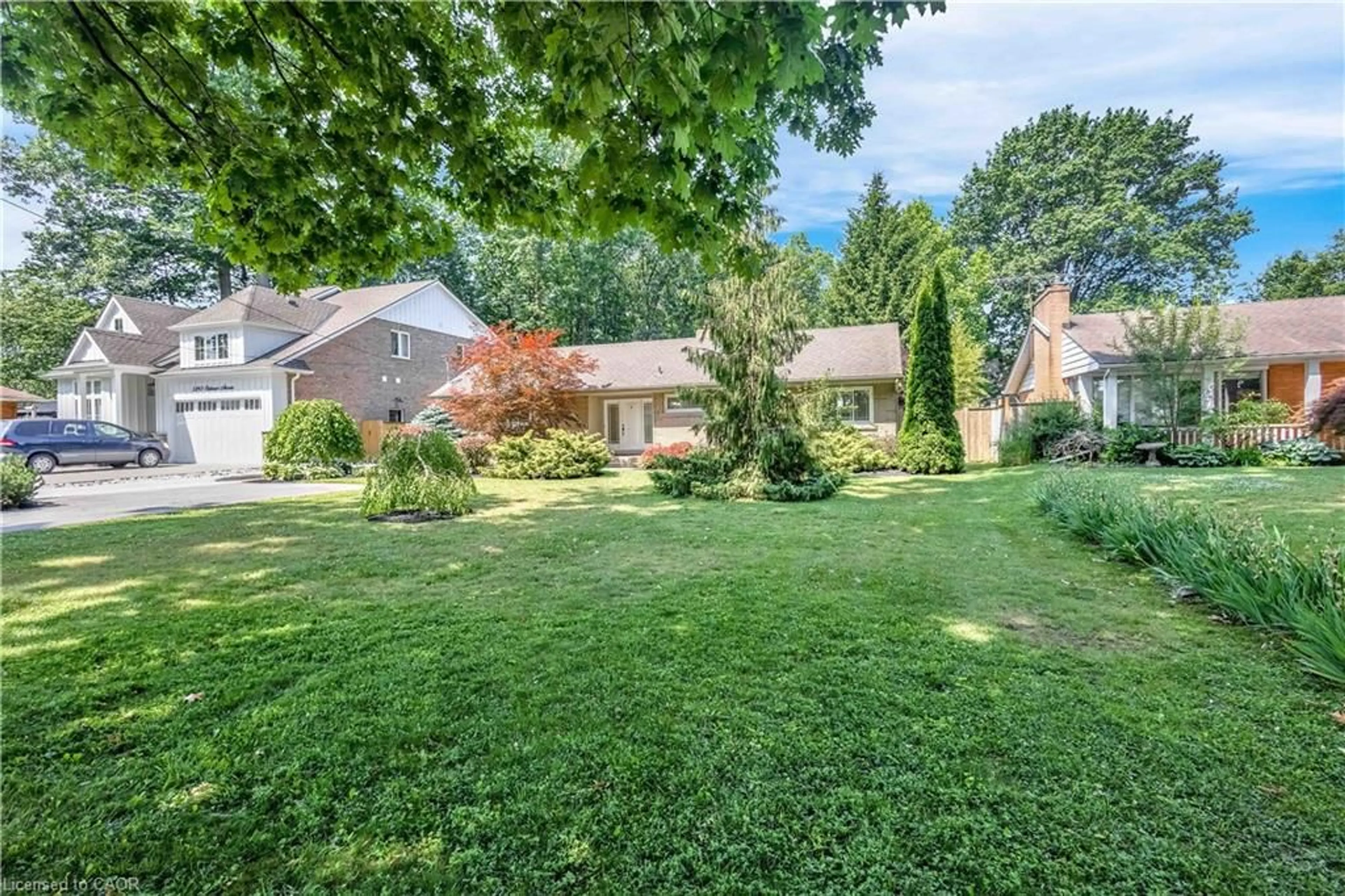 A pic from outside/outdoor area/front of a property/back of a property/a pic from drone, street for 5585 Belmont Ave, Niagara Falls Ontario L2H 1J8