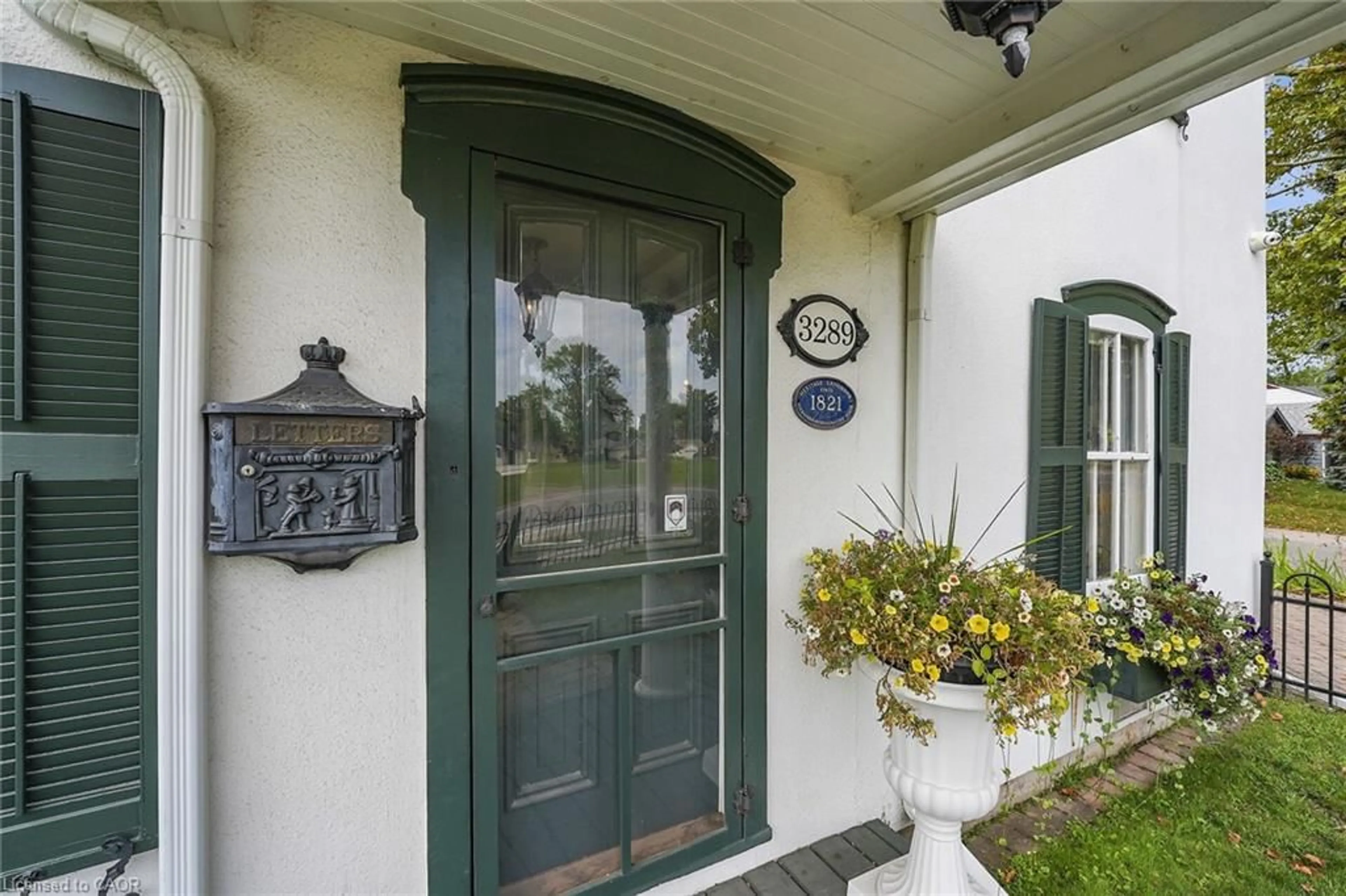 Indoor entryway for 3289 Saint Paul Ave, Niagara Falls Ontario L2J 2M2