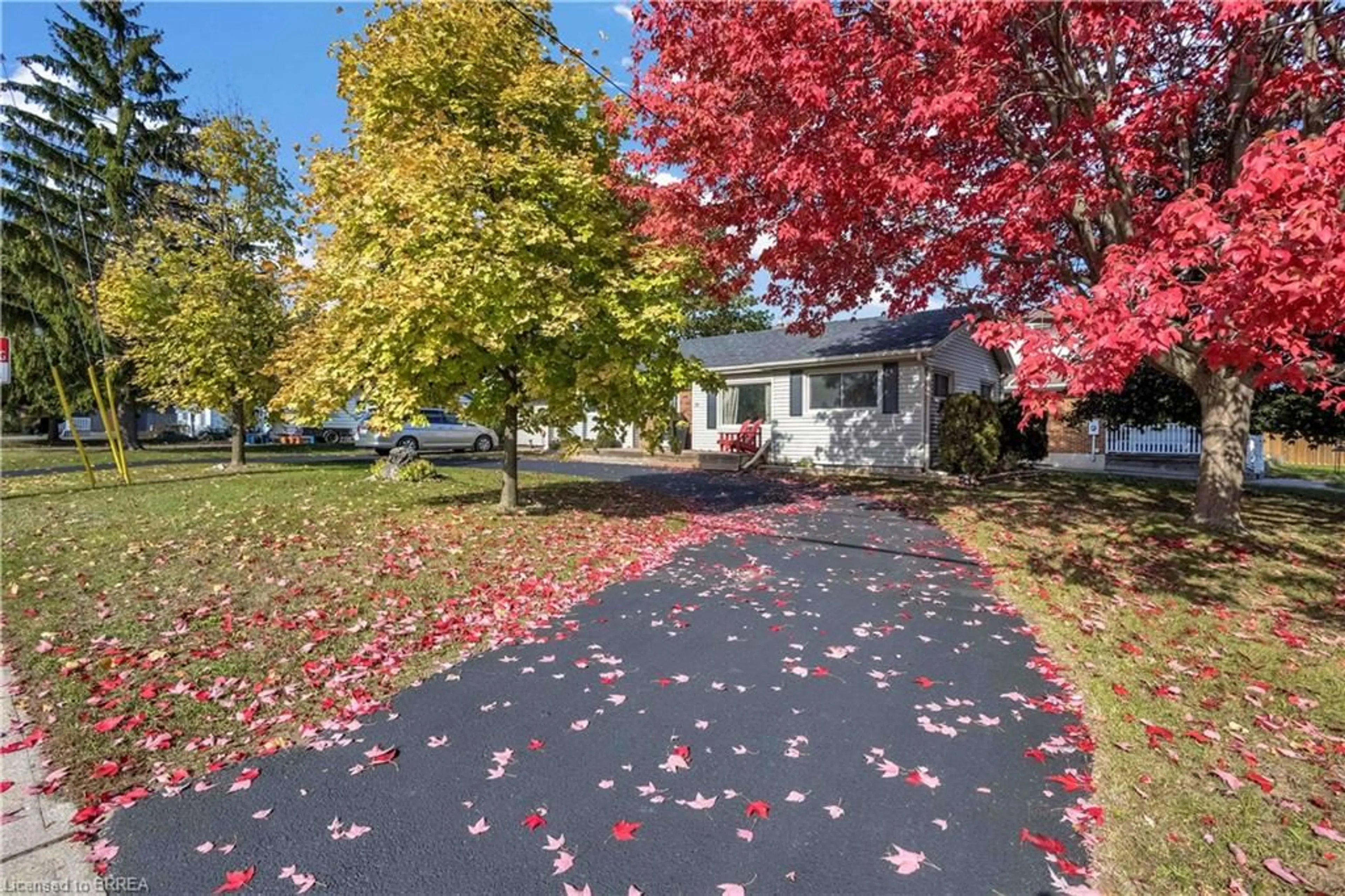 A pic from outside/outdoor area/front of a property/back of a property/a pic from drone, street for 37 Morton Ave, Brantford Ontario N3R 2N6