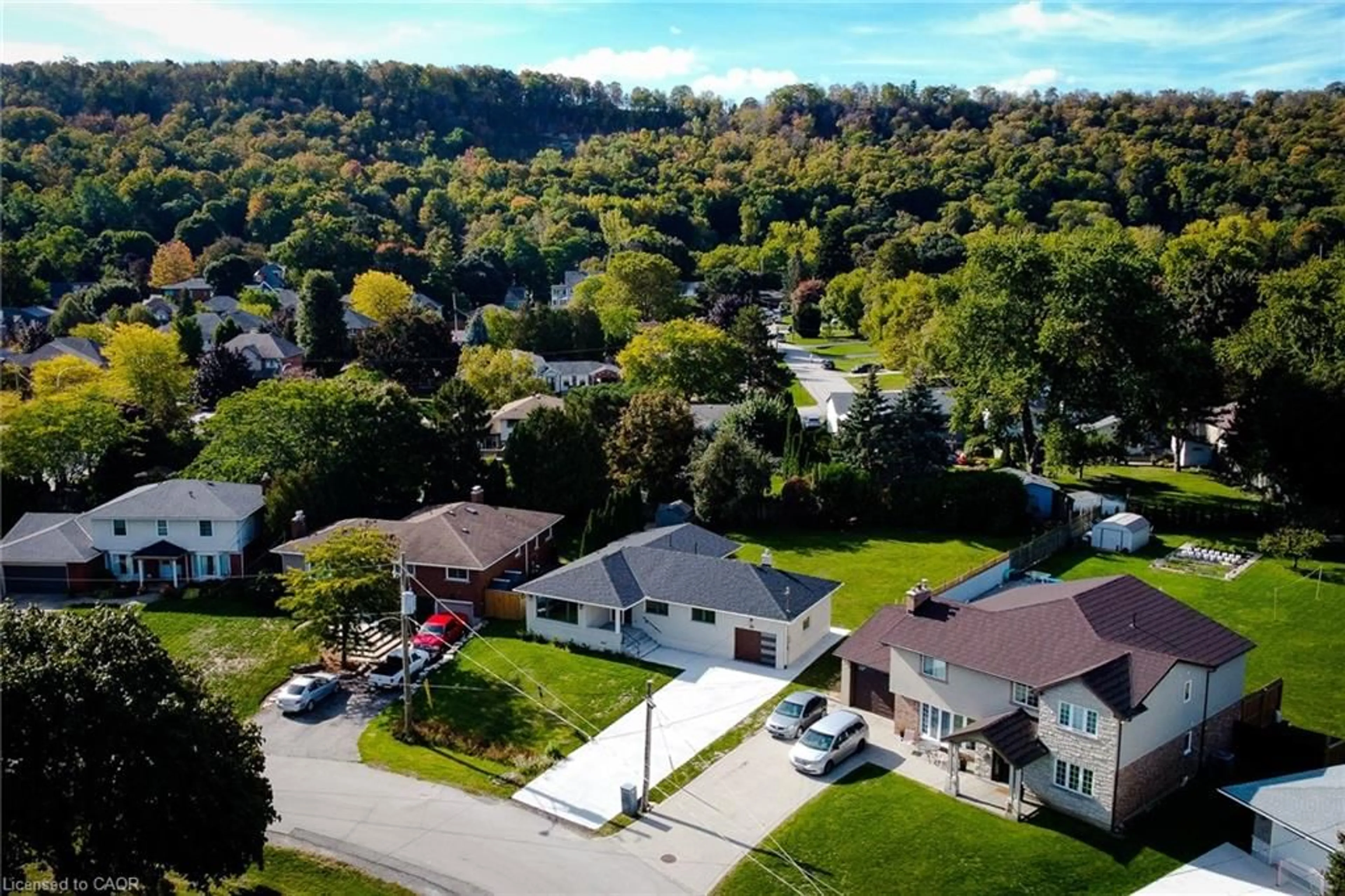 A pic from outside/outdoor area/front of a property/back of a property/a pic from drone, water/lake/river/ocean view for 26 George St, Grimsby Ontario L3M 3Y6