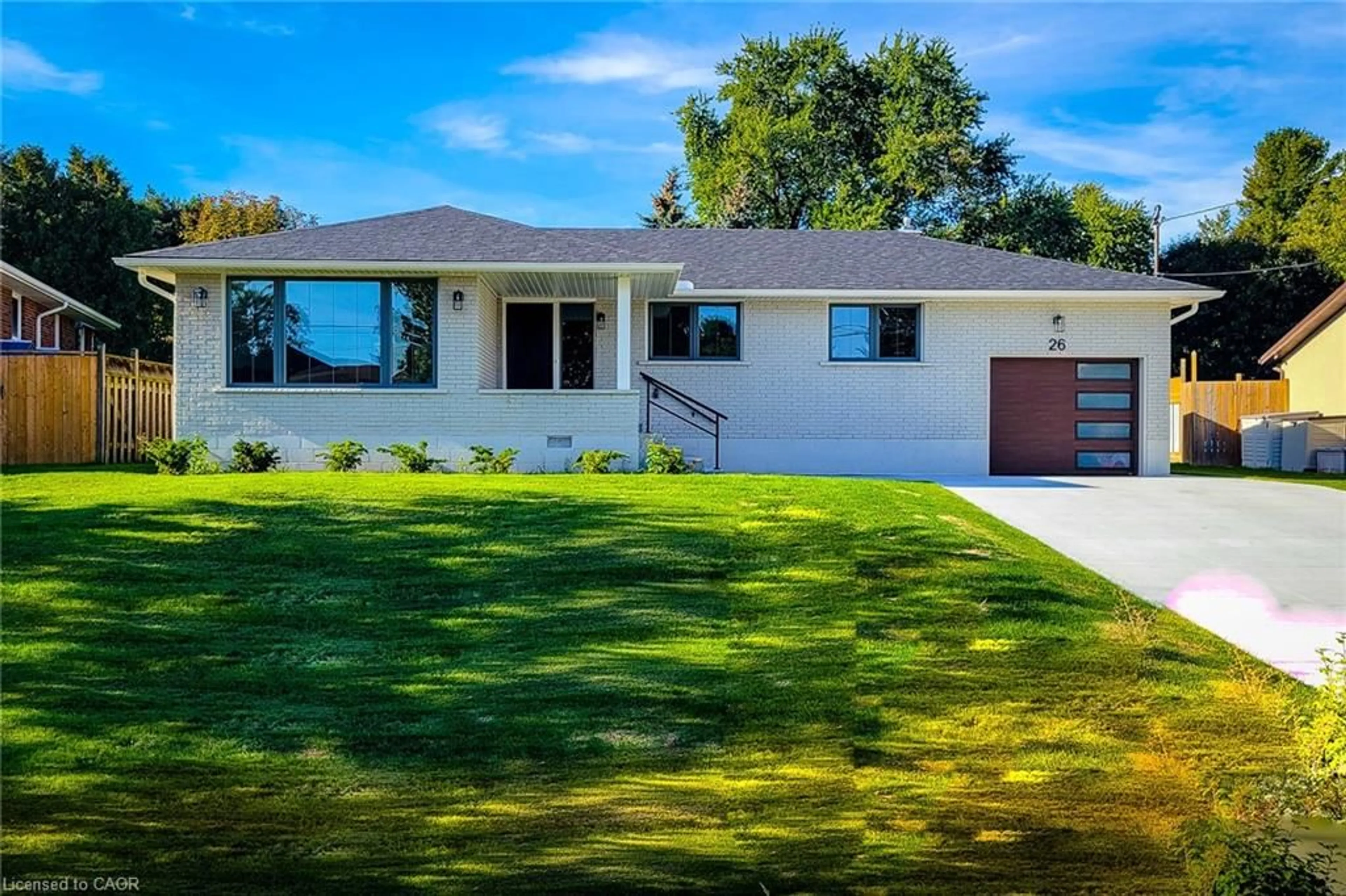 Home with vinyl exterior material, unknown for 26 George St, Grimsby Ontario L3M 3Y6