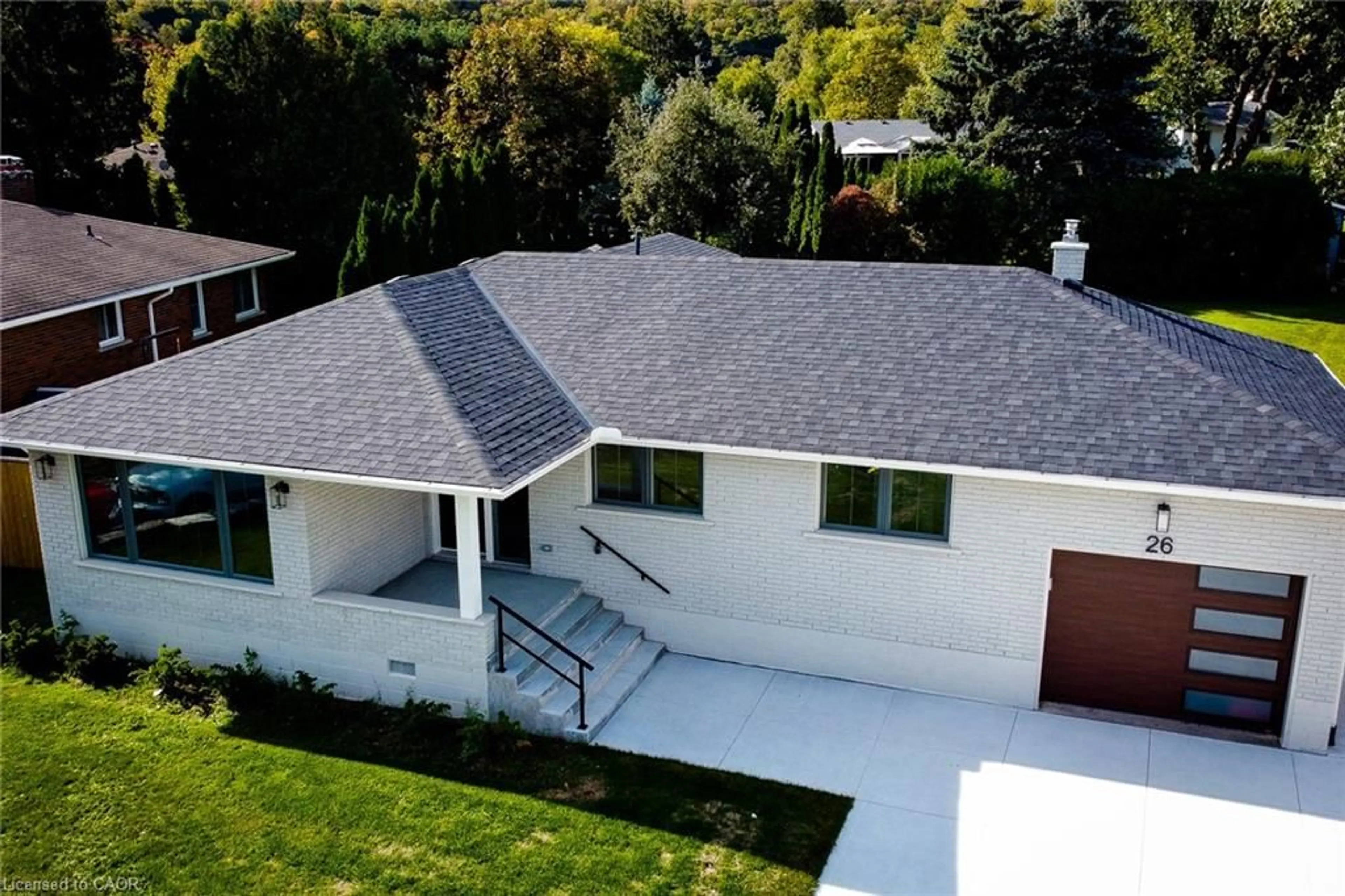 A pic from outside/outdoor area/front of a property/back of a property/a pic from drone, unknown for 26 George St, Grimsby Ontario L3M 3Y6
