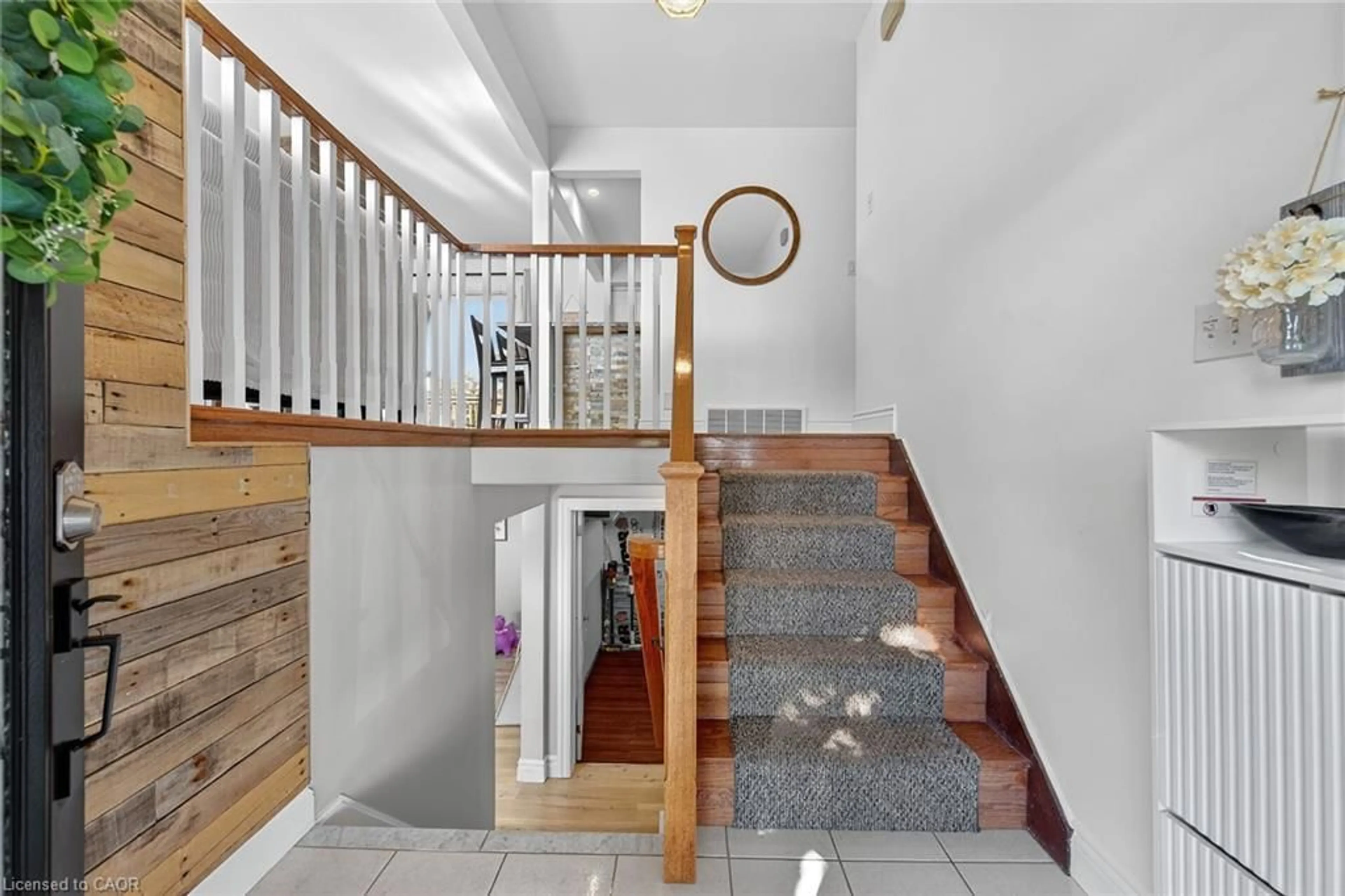 Indoor foyer for 8462 White Church Rd, Glanbrook Ontario L0R 1W0