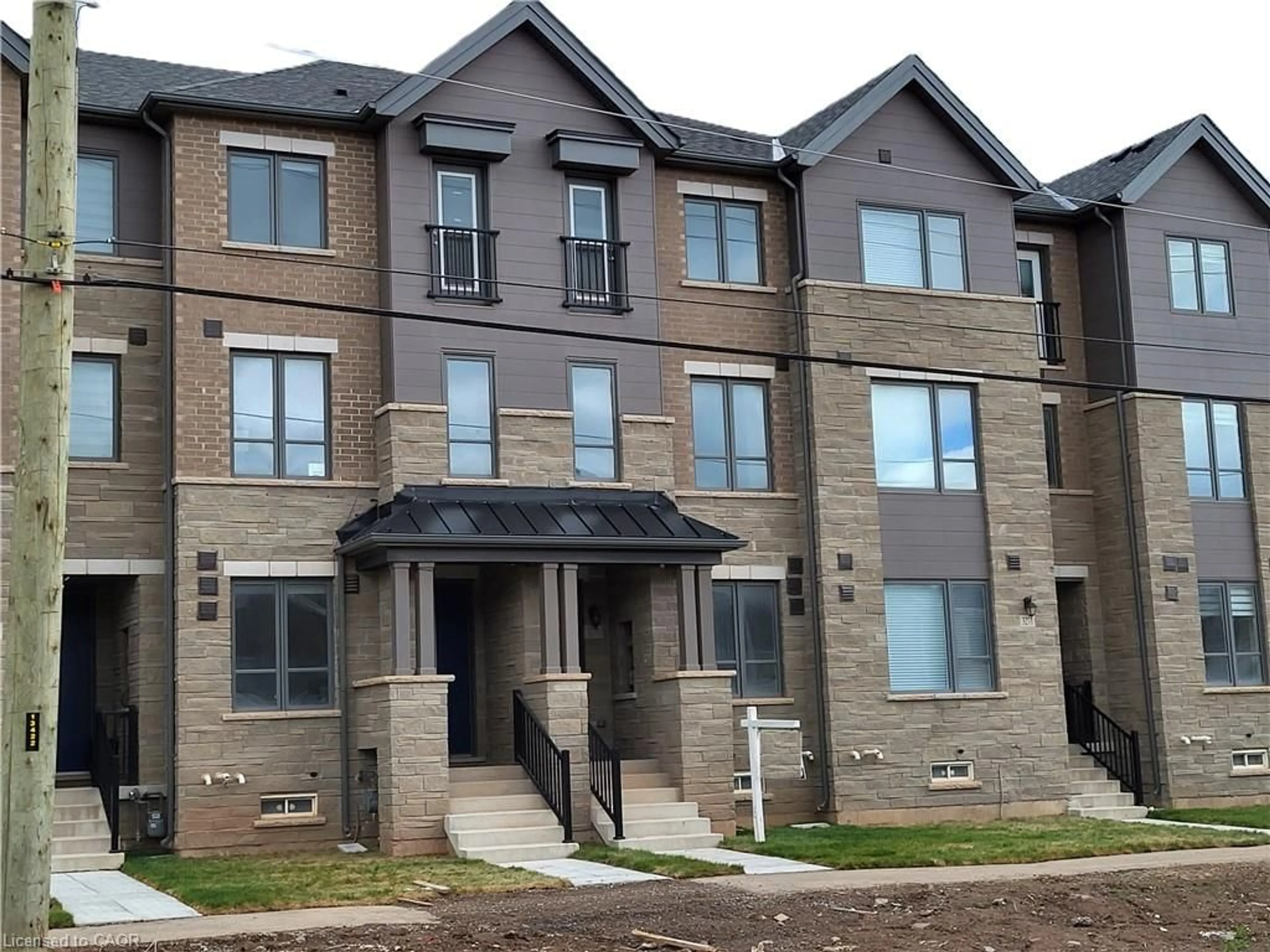 Home with brick exterior material, building for 3273 Sixth Line, Oakville Ontario L6H 0Z8