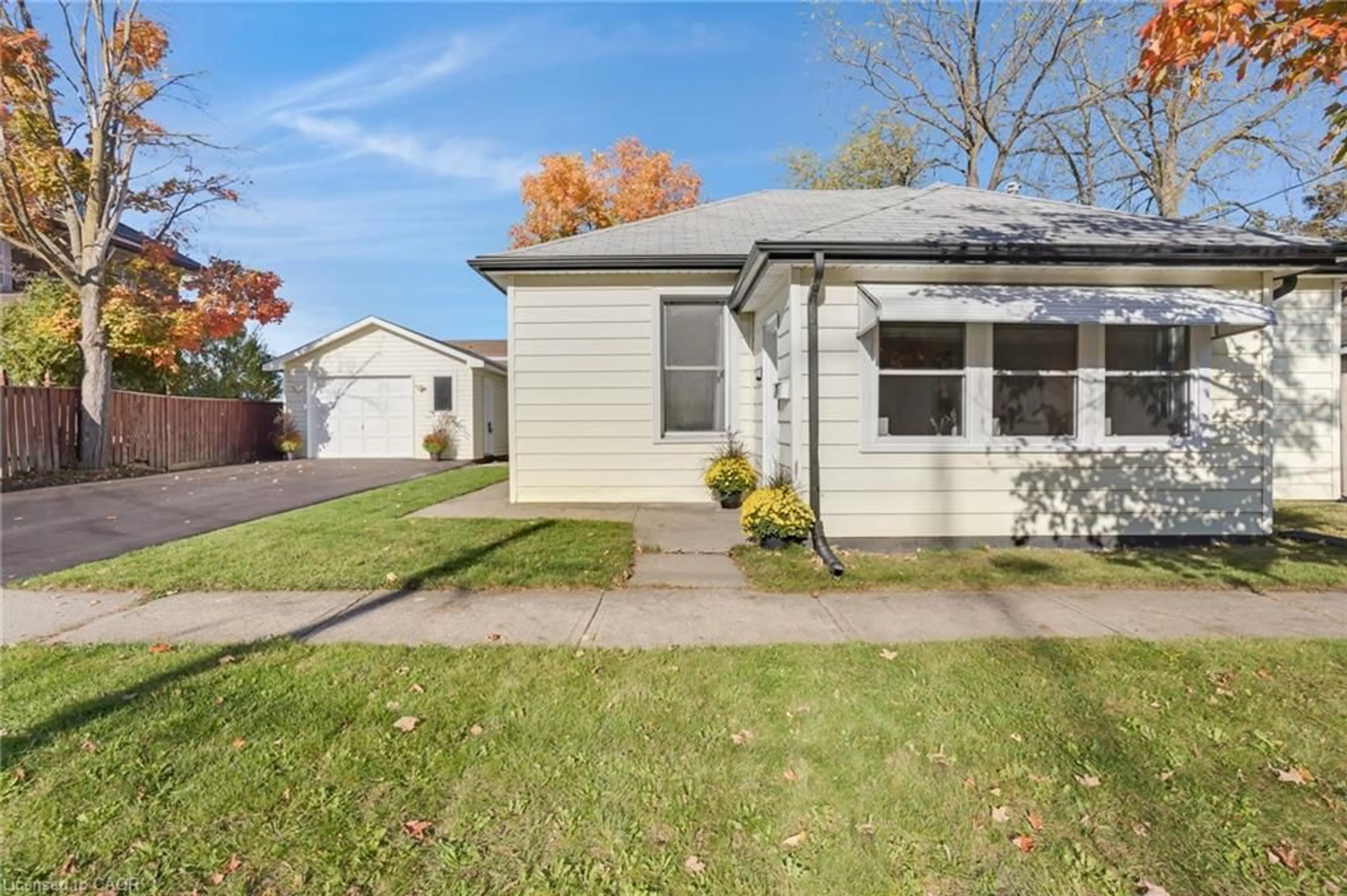 Home with vinyl exterior material, street for 7 Frederick St, Acton Ontario L7J 2B7