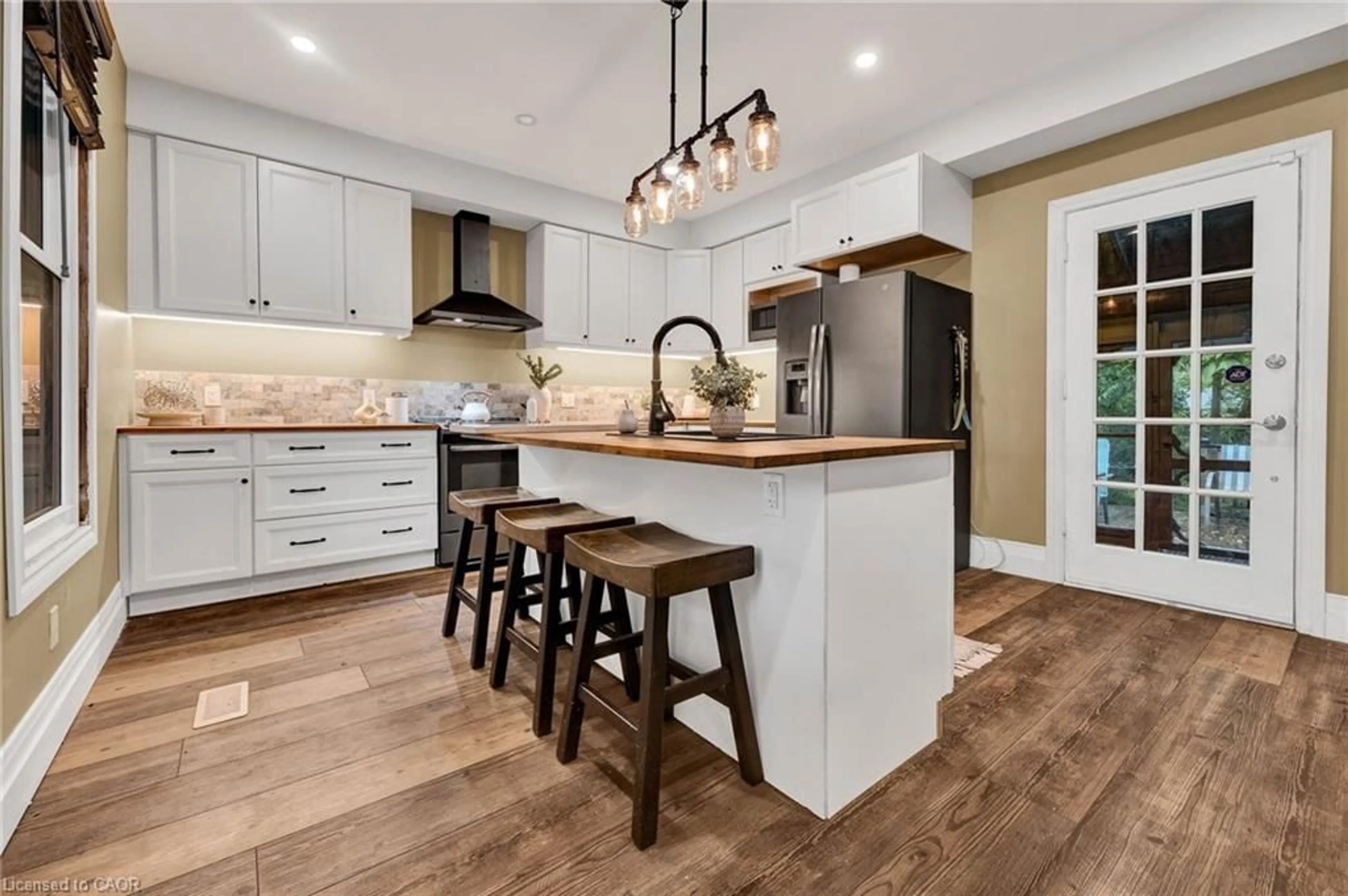 Open concept kitchen, unknown for 115 Cedar St, Cambridge Ontario N1S 1V7